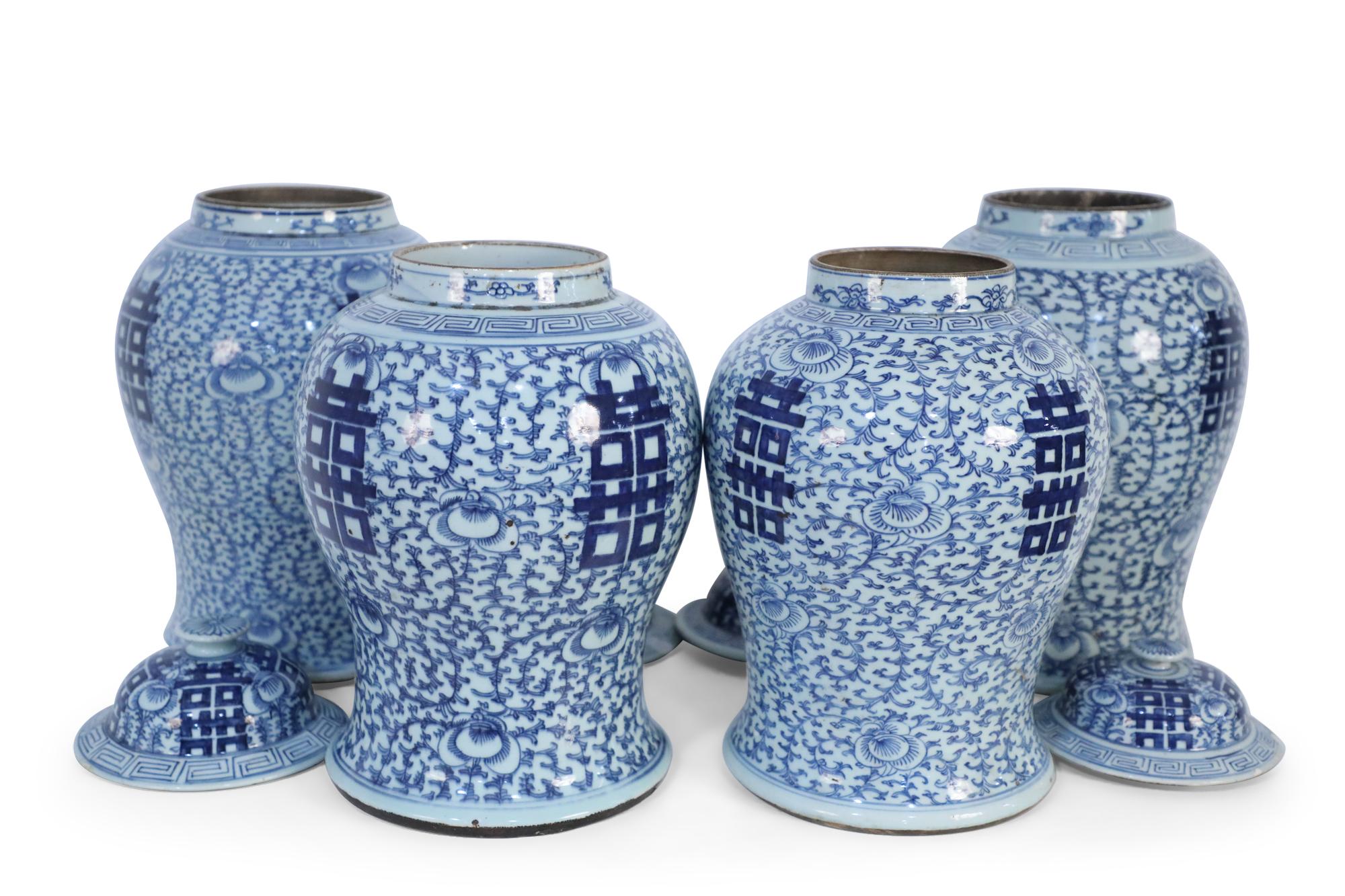 Pots à gingembre chinois à couvercle en porcelaine à motif de vigne blanc cassé et bleu clair Bon état - En vente à New York, NY