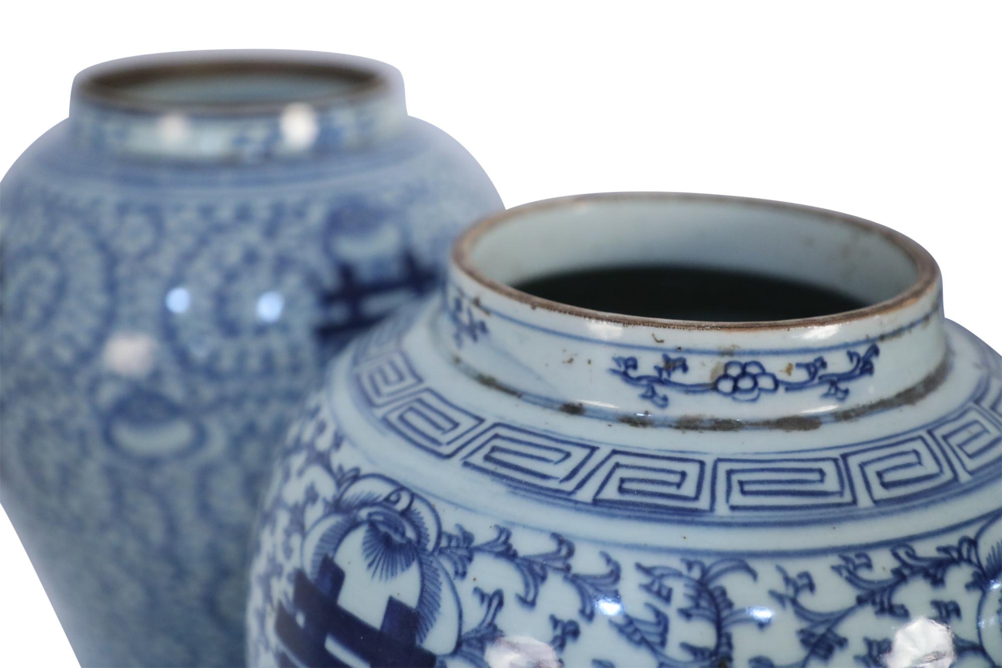 20ième siècle Pots à gingembre chinois à couvercle en porcelaine à motif de vigne blanc cassé et bleu clair en vente