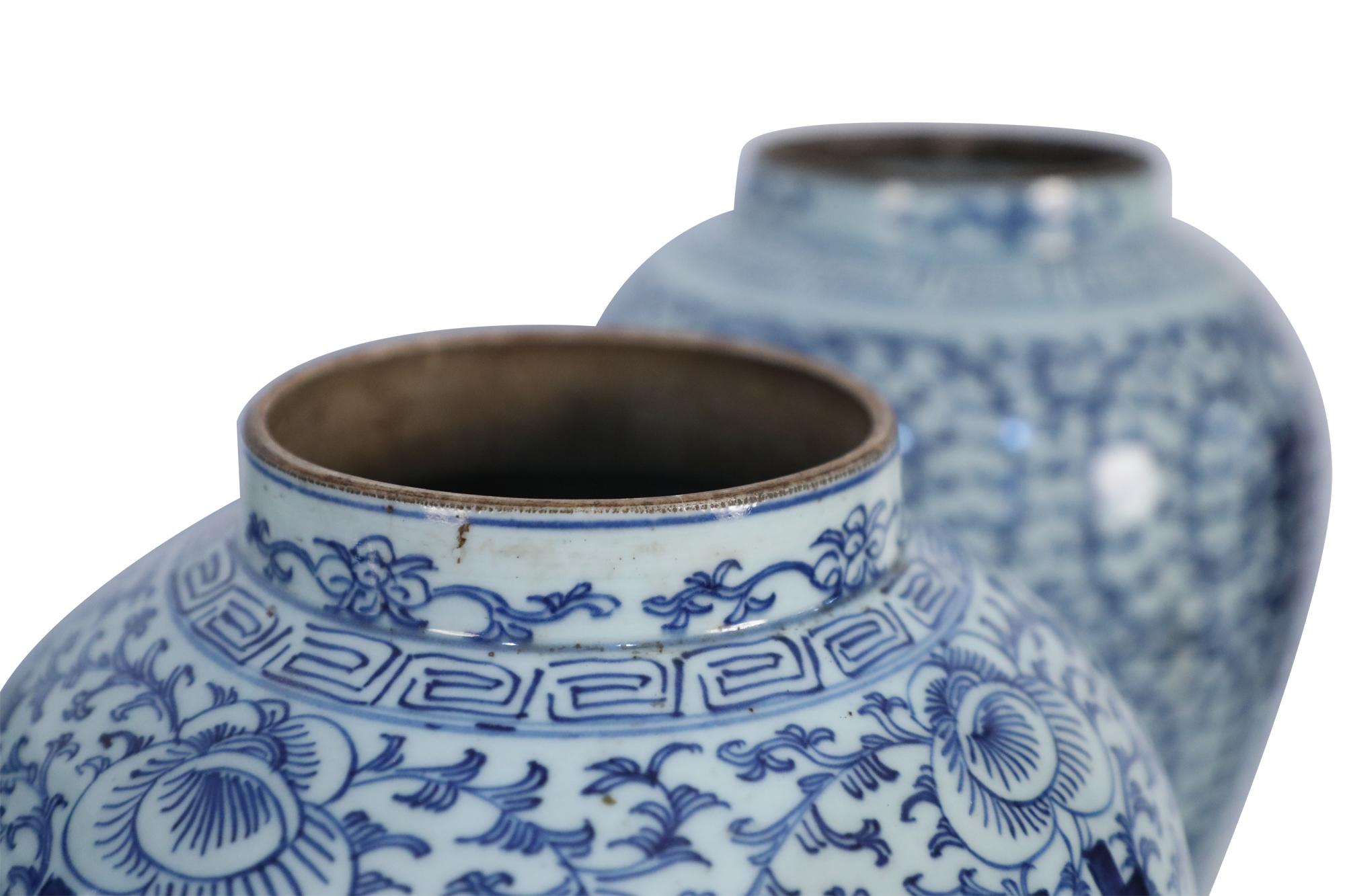 Porcelaine Pots à gingembre chinois à couvercle en porcelaine à motif de vigne blanc cassé et bleu clair en vente