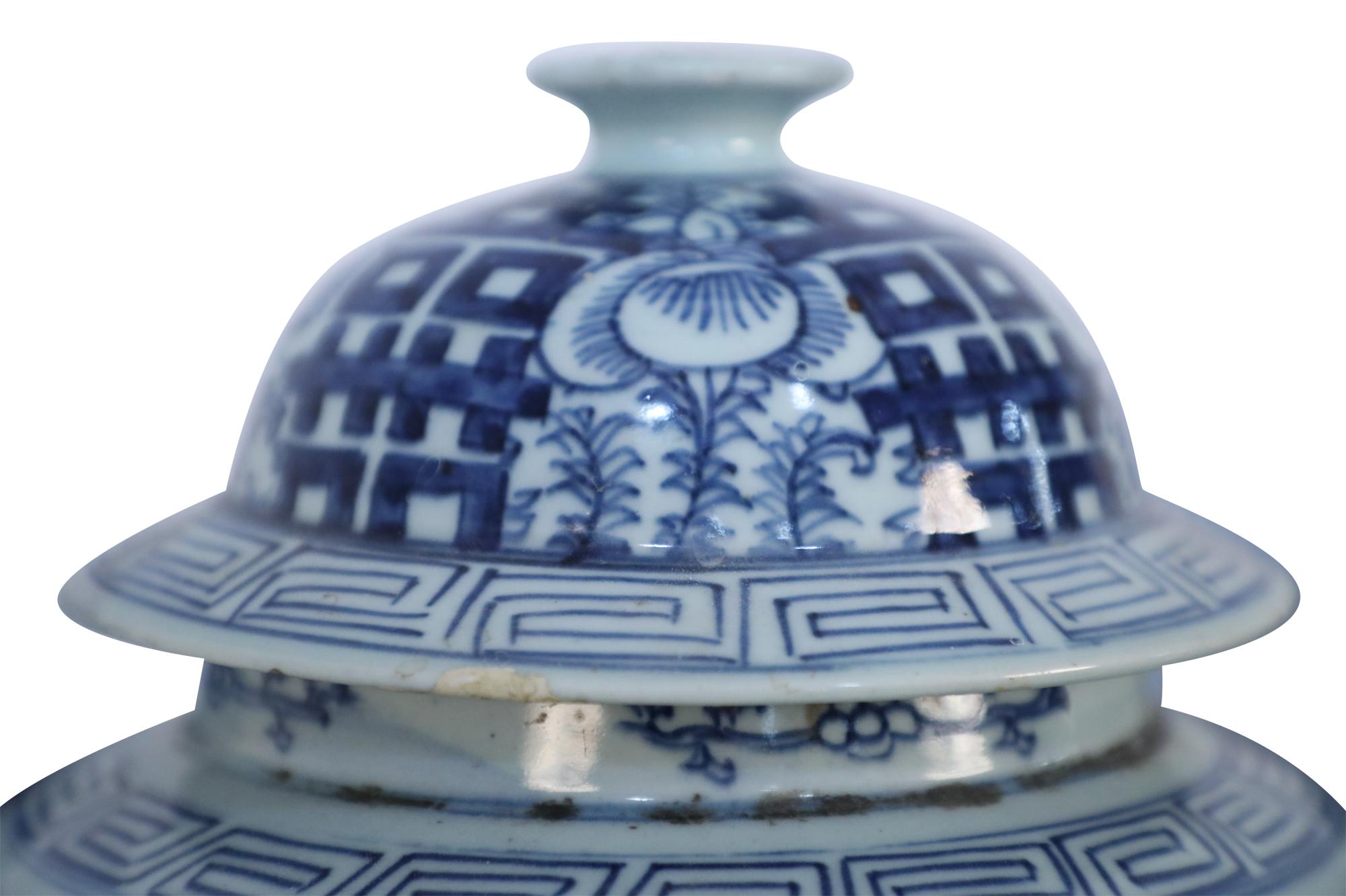 Pots à gingembre chinois à couvercle en porcelaine à motif de vigne blanc cassé et bleu clair en vente 1