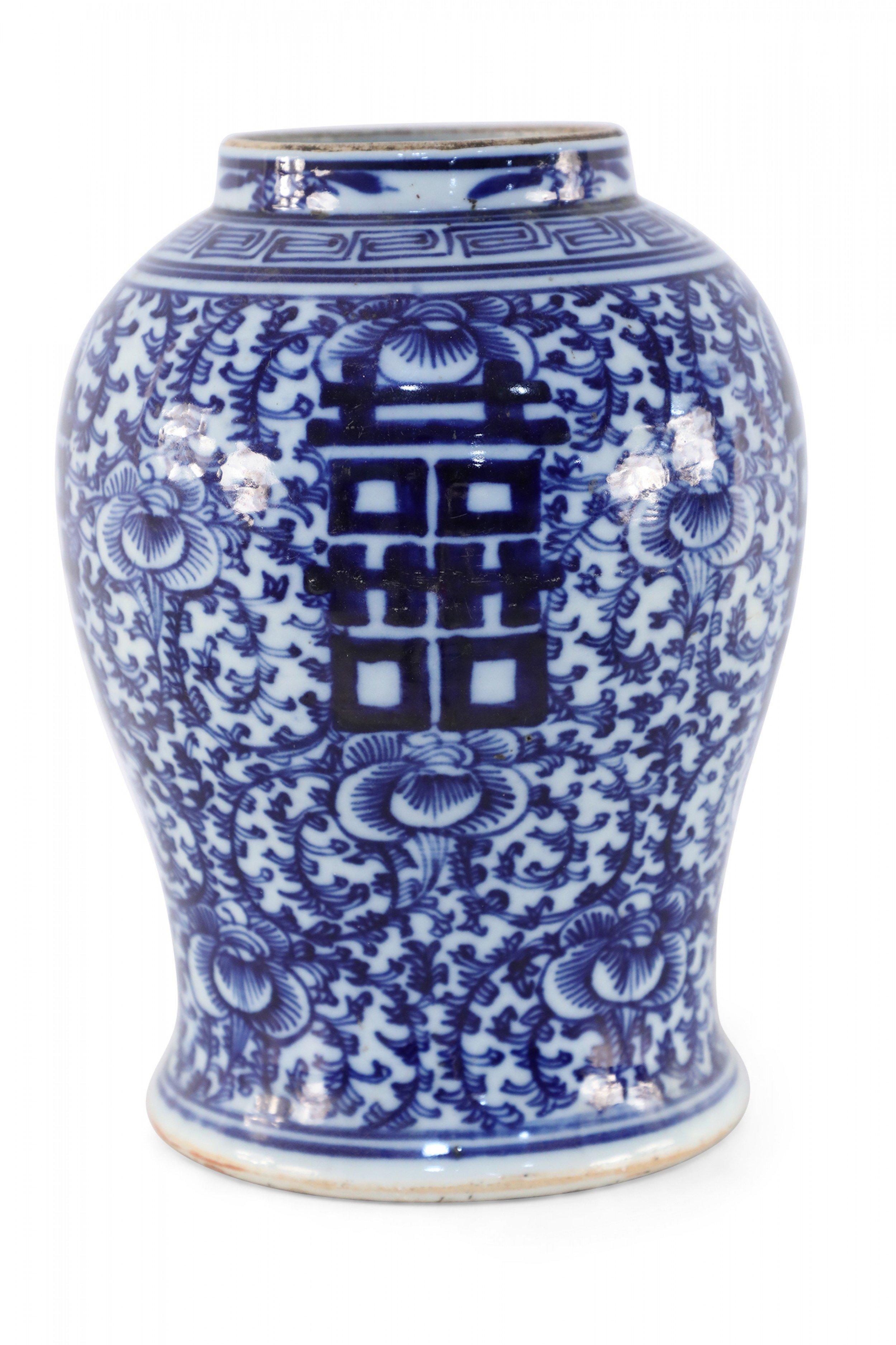 Vaso da urna cinese in porcellana con motivo a vite, bianco sporco e blu scuro in vendita 1