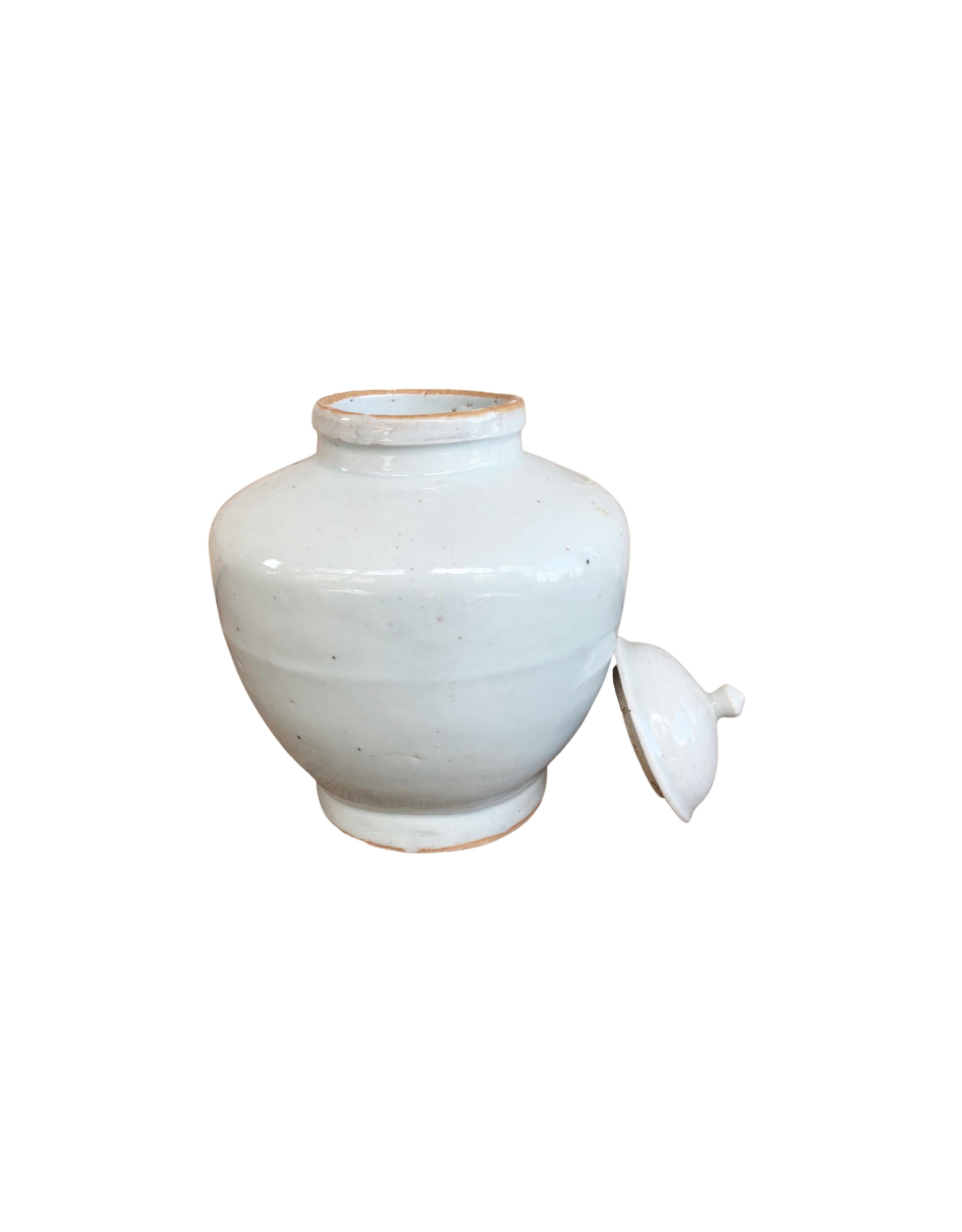 Chinese Off-White Ceramic Ginger Jar In Good Condition In Jimbaran, Bali