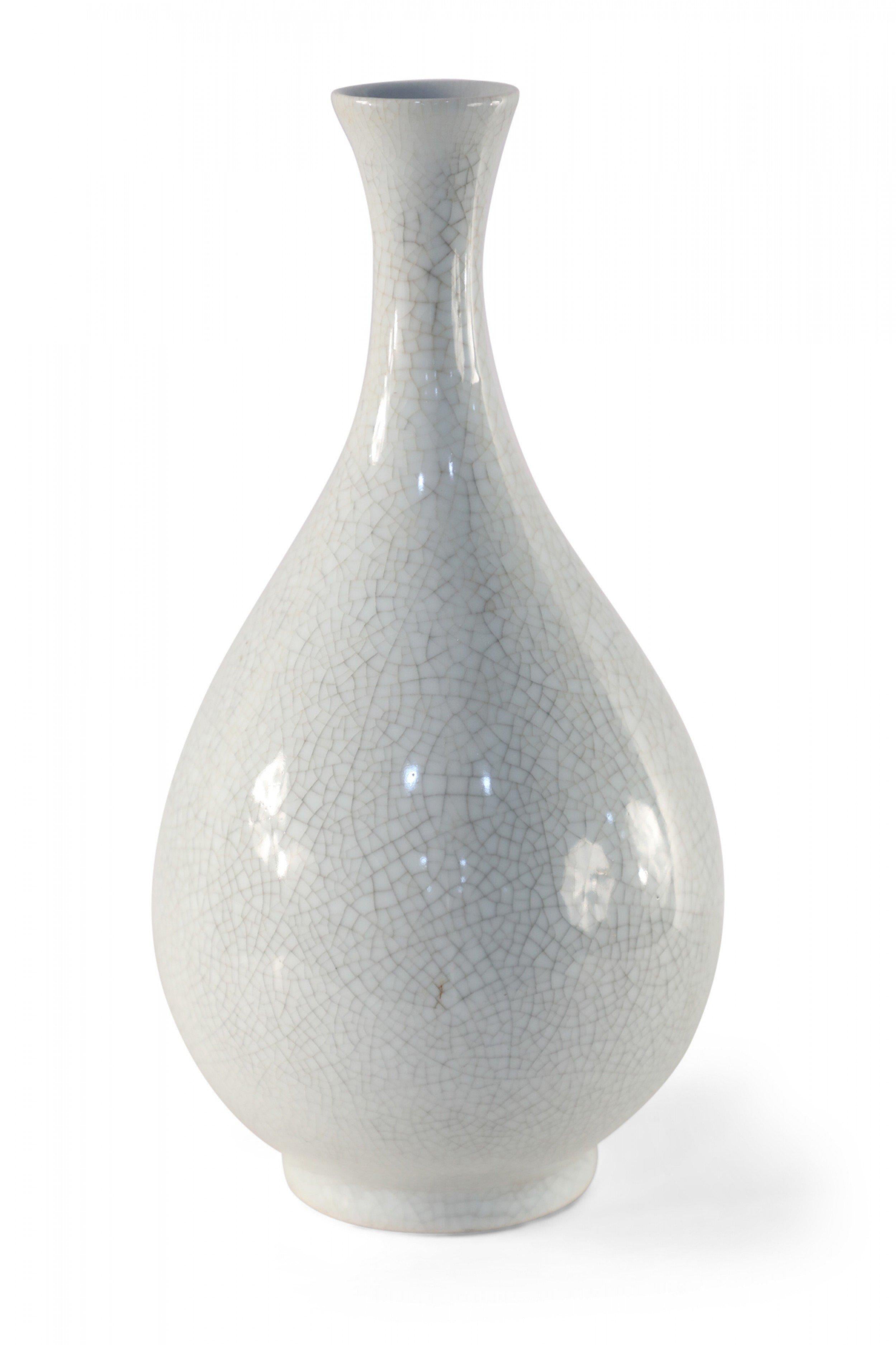 Chinese Off-White Crackle Finish Teardrop Porcelain Vase In Good Condition For Sale In New York, NY