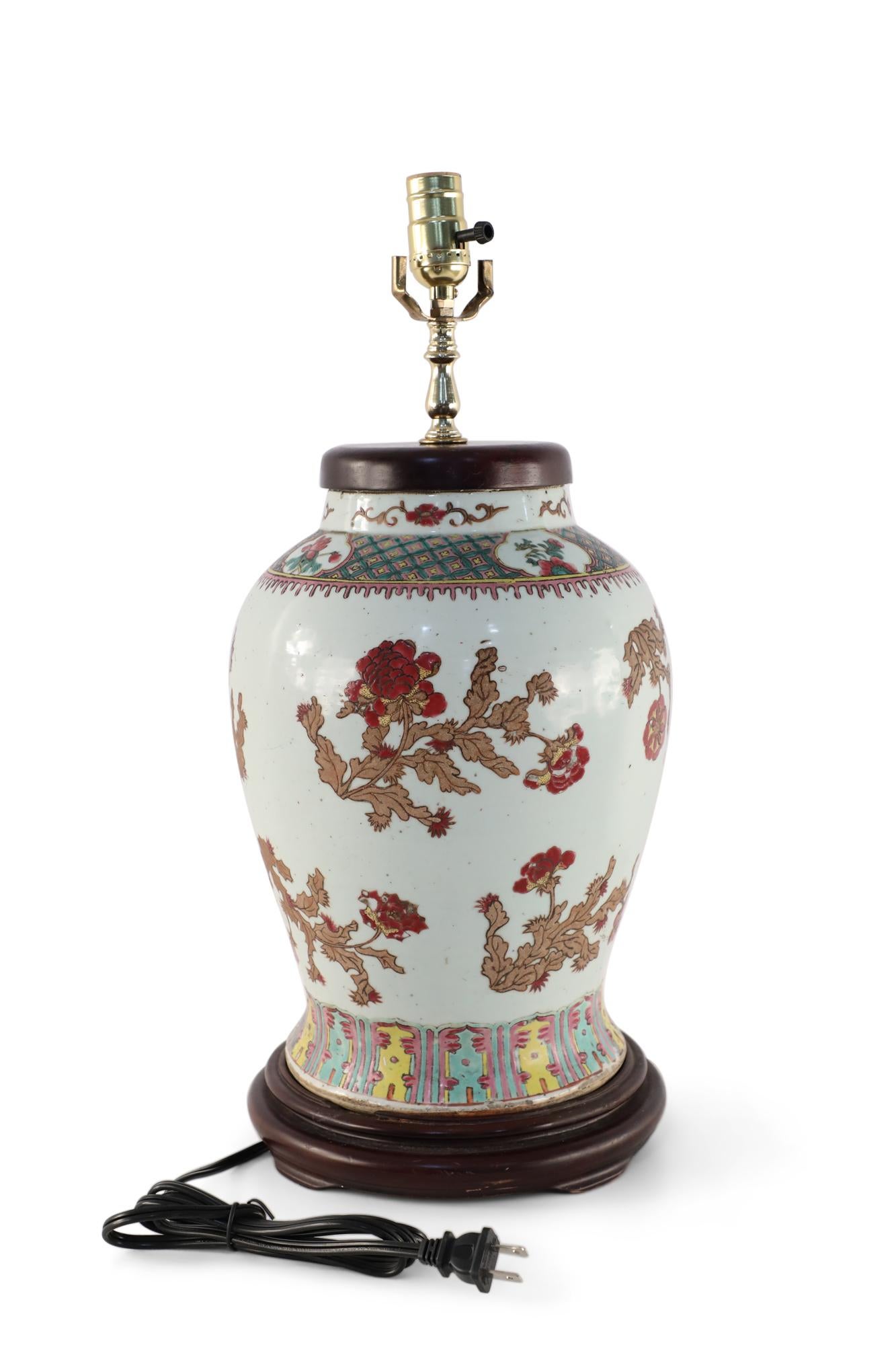 Exportation chinoise Lampe à poser chinoise à motif de feuillage Off-White en vente
