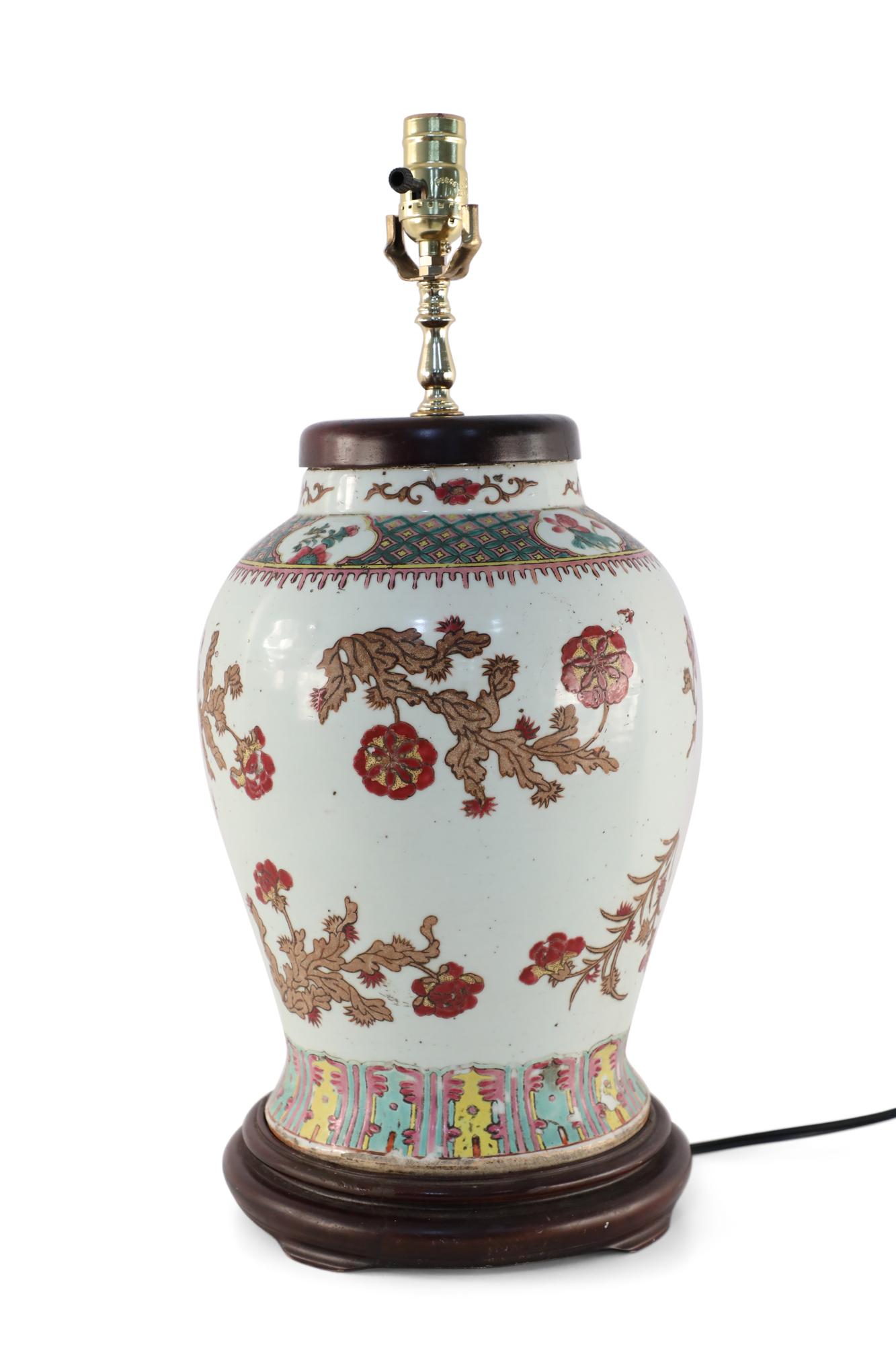 Chinese Off-White Foliage Motif Table Lamp In Good Condition For Sale In New York, NY