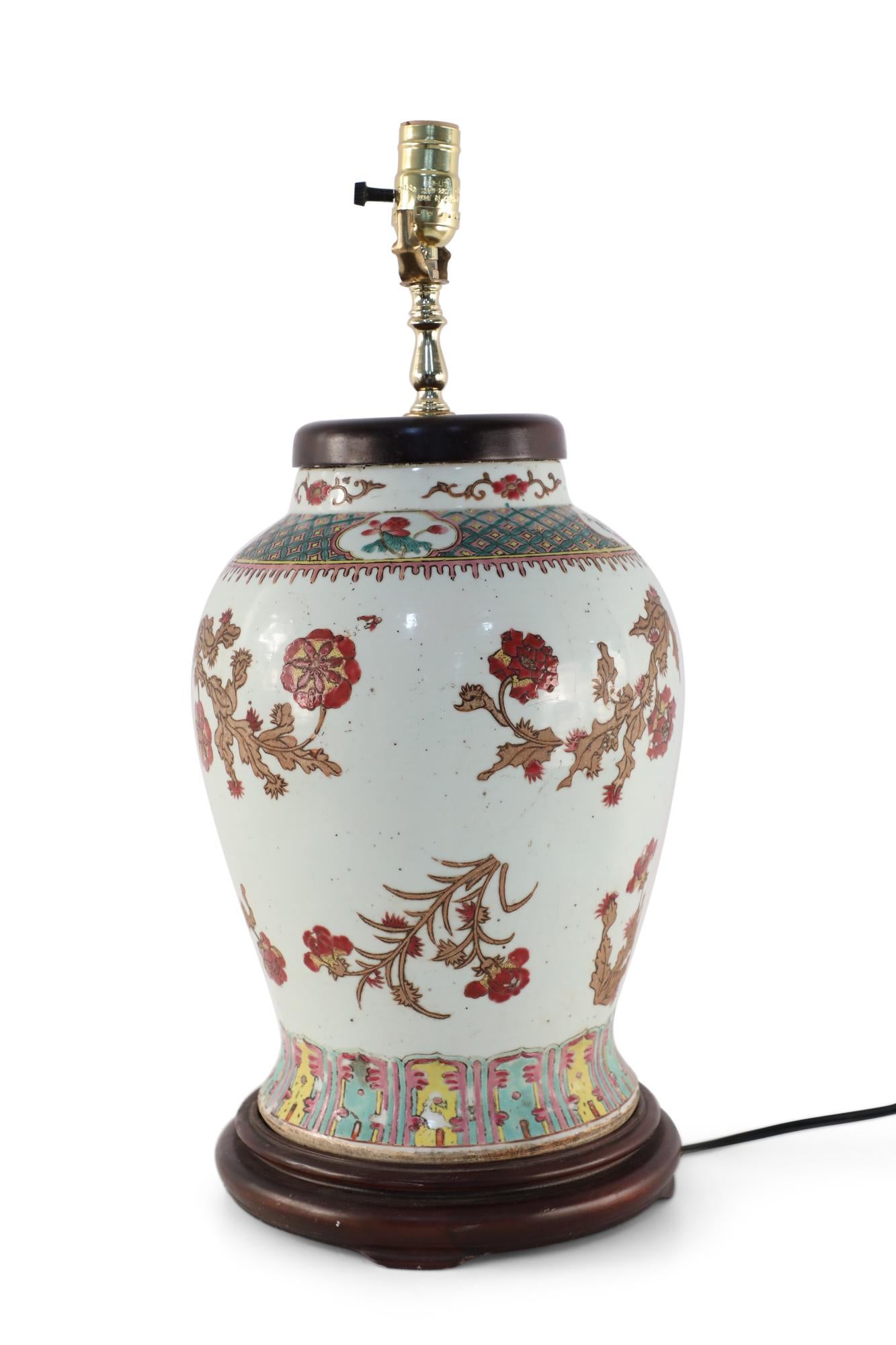 20ième siècle Lampe de bureau chinoise à motif de feuillage blanc cassé en vente