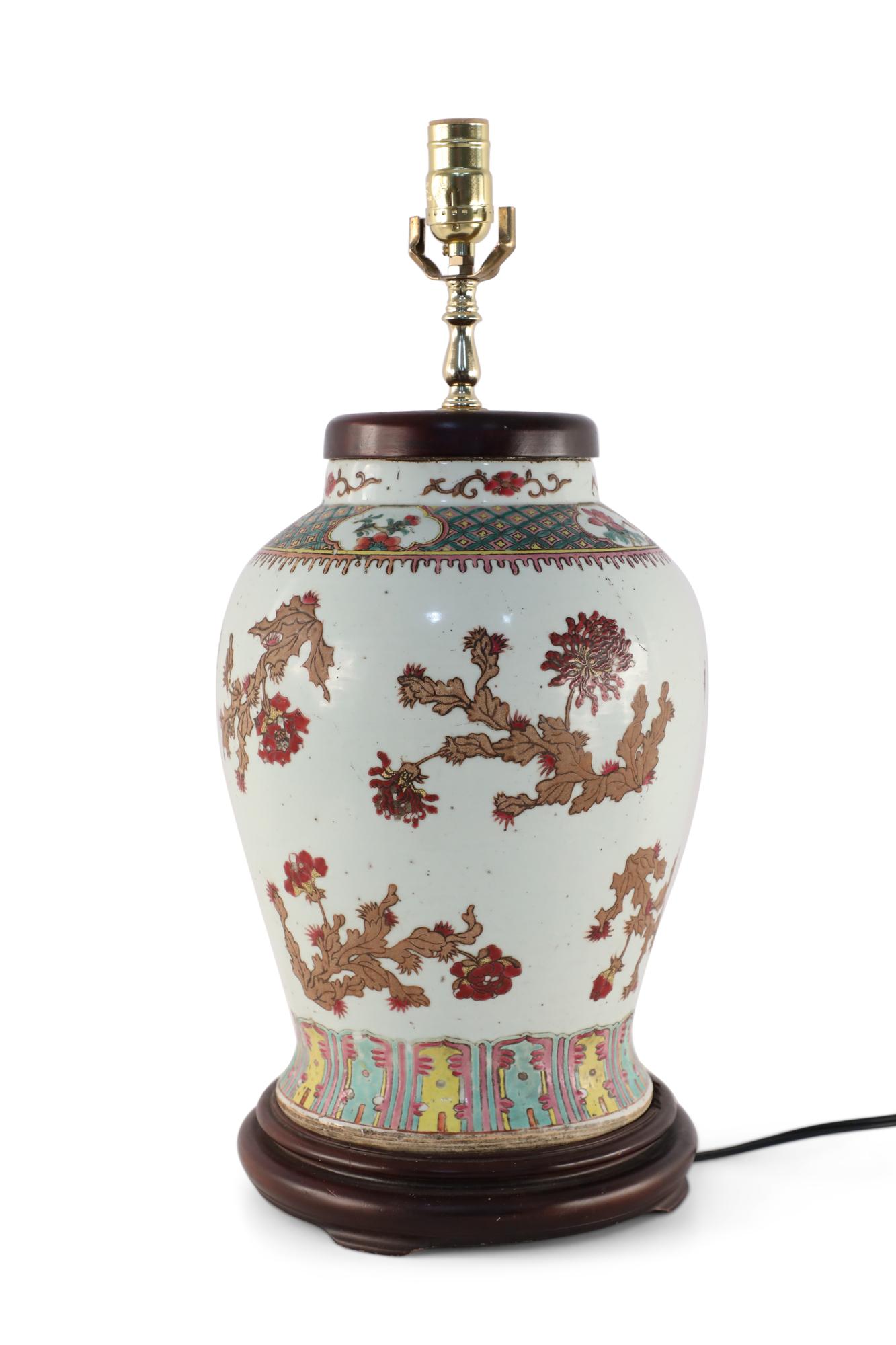 Céramique Lampe de bureau chinoise à motif de feuillage blanc cassé en vente