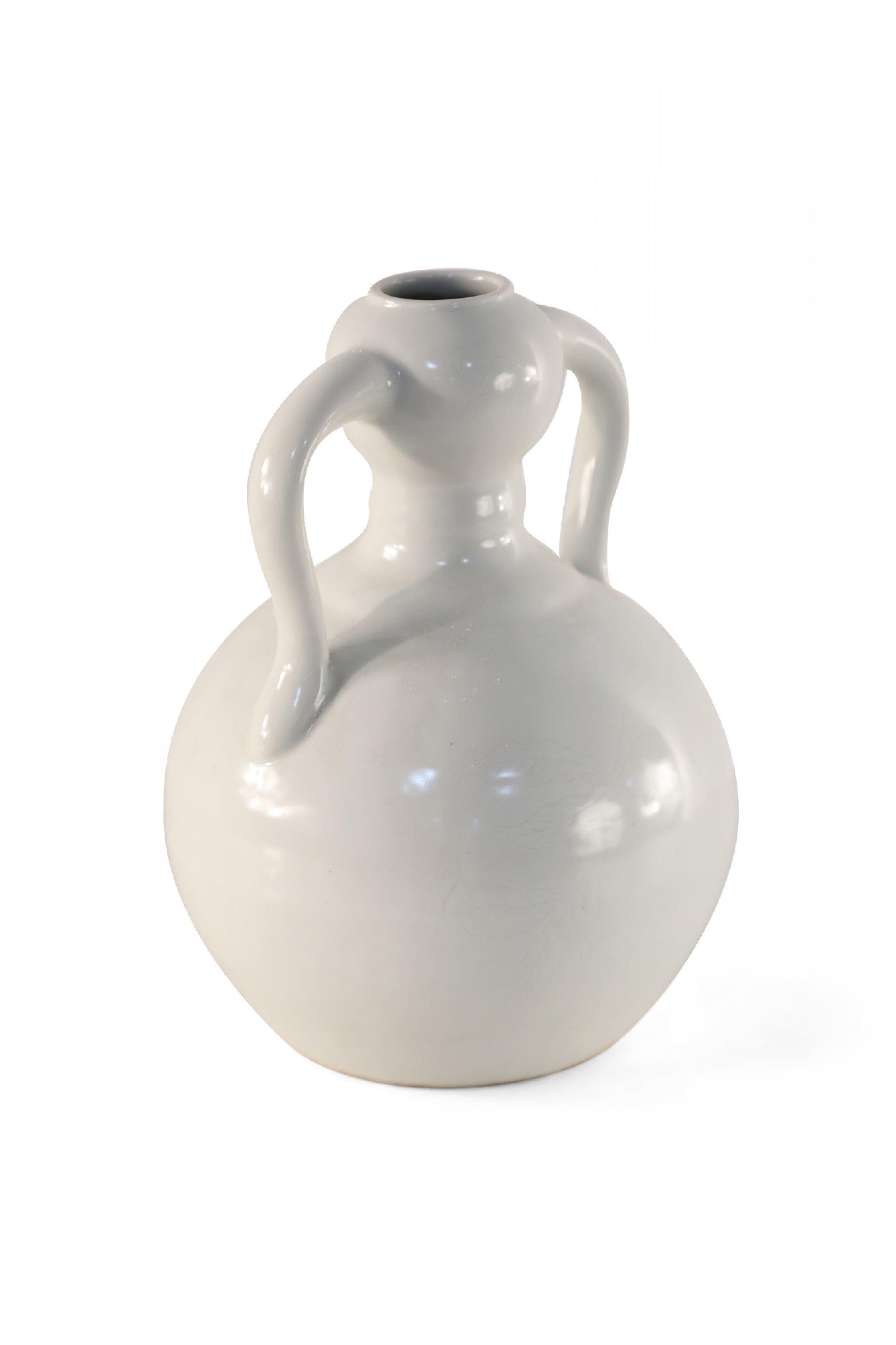 Vase chinois en porcelaine à double oreille en forme de gourde blanc cassé en vente 3