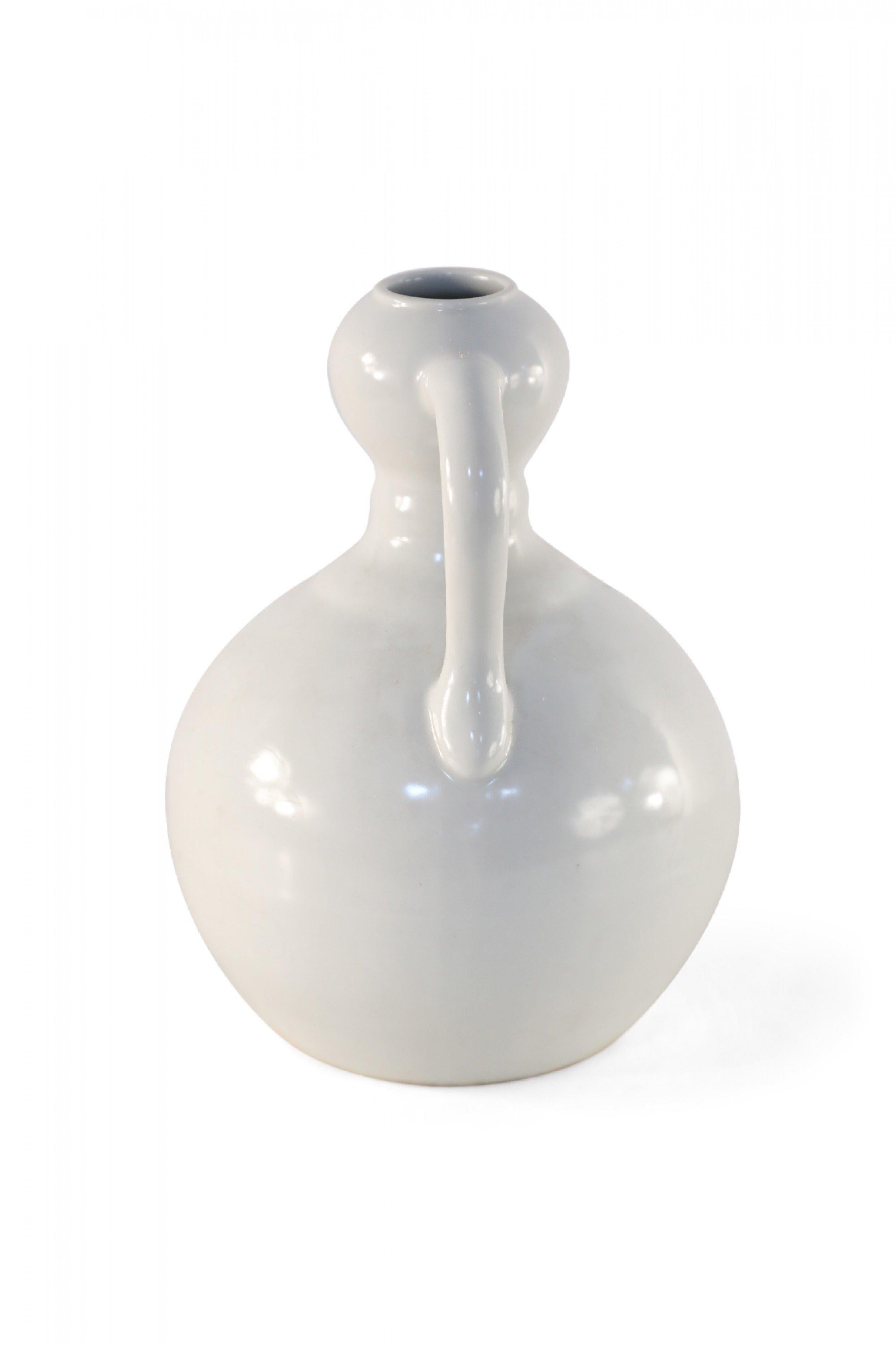 Vase chinois en porcelaine à double oreille en forme de gourde blanc cassé Bon état - En vente à New York, NY