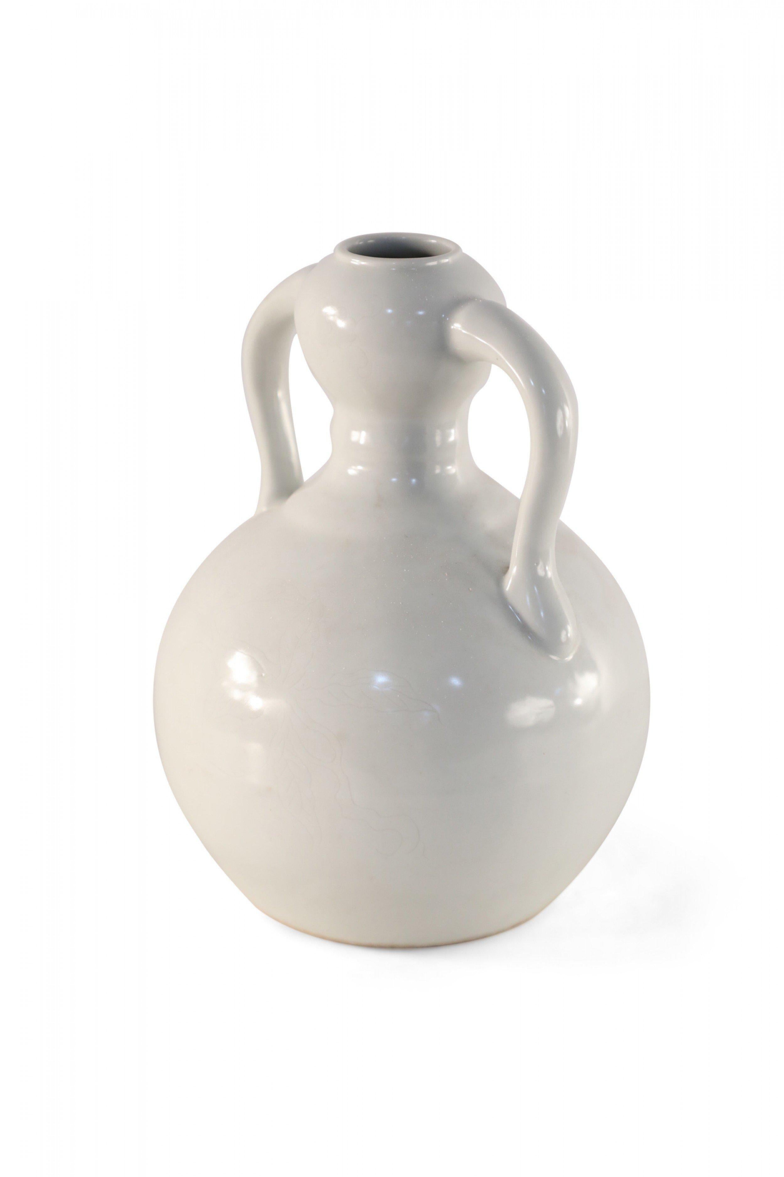 20ième siècle Vase chinois en porcelaine à double oreille en forme de gourde blanc cassé en vente