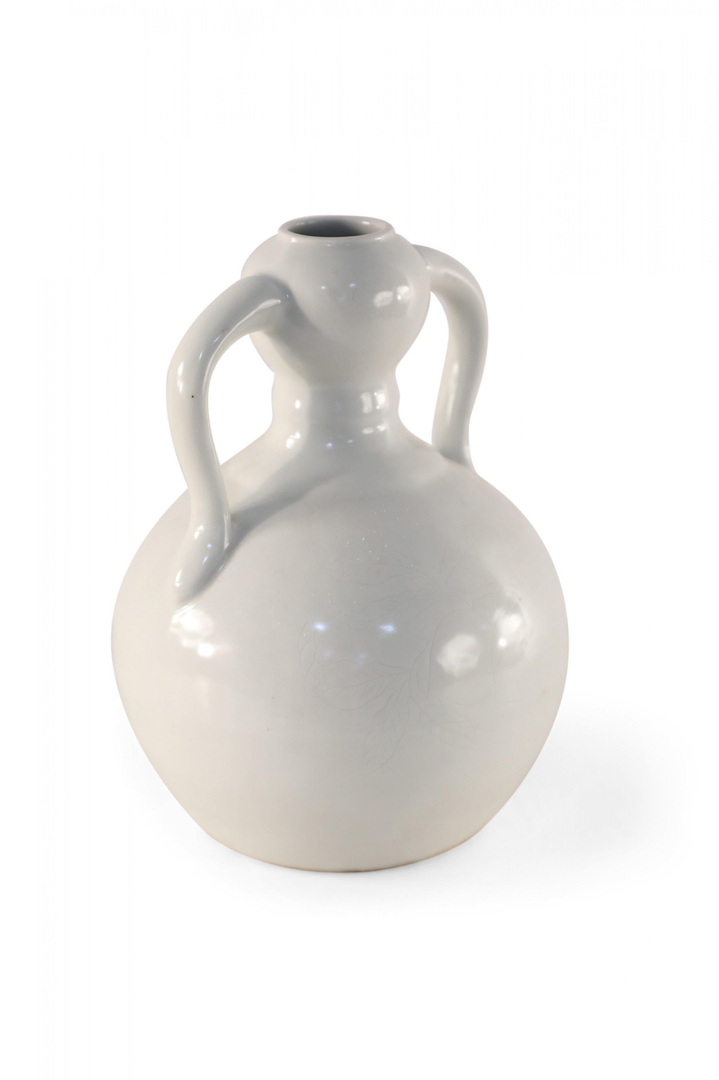 Porcelaine Vase chinois en porcelaine à double oreille en forme de gourde blanc cassé en vente