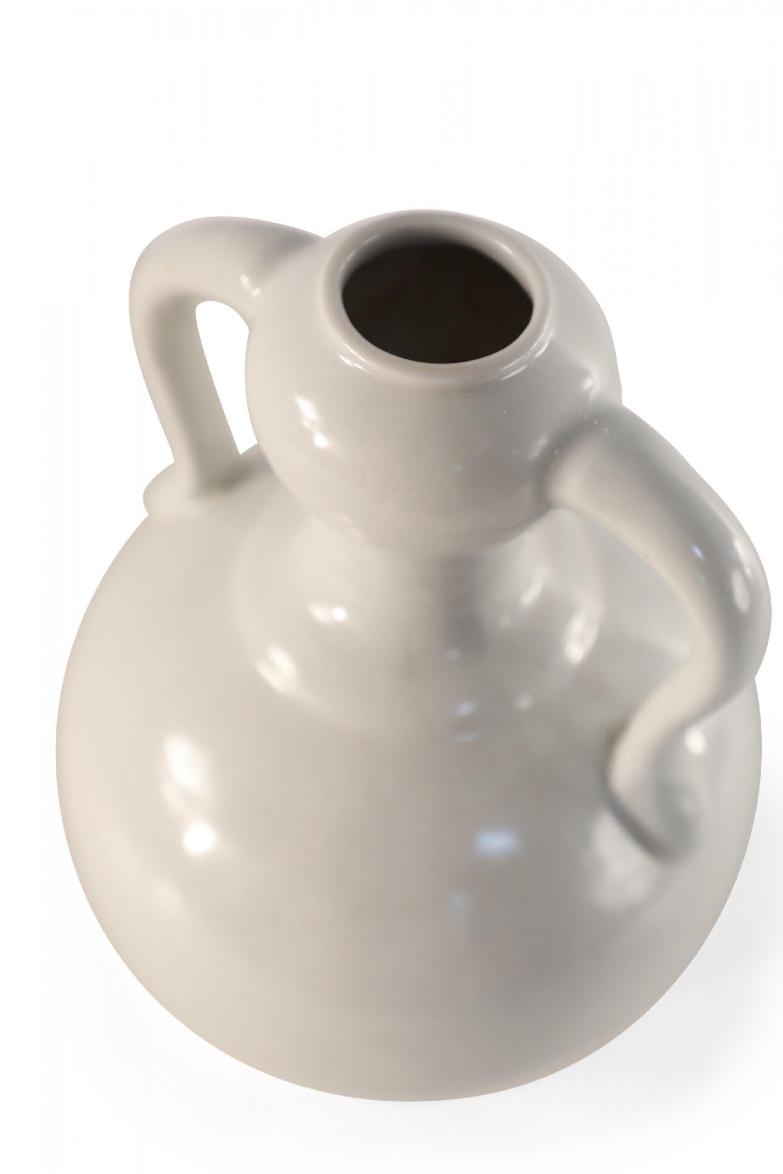Vase chinois en porcelaine à double oreille en forme de gourde blanc cassé en vente 1