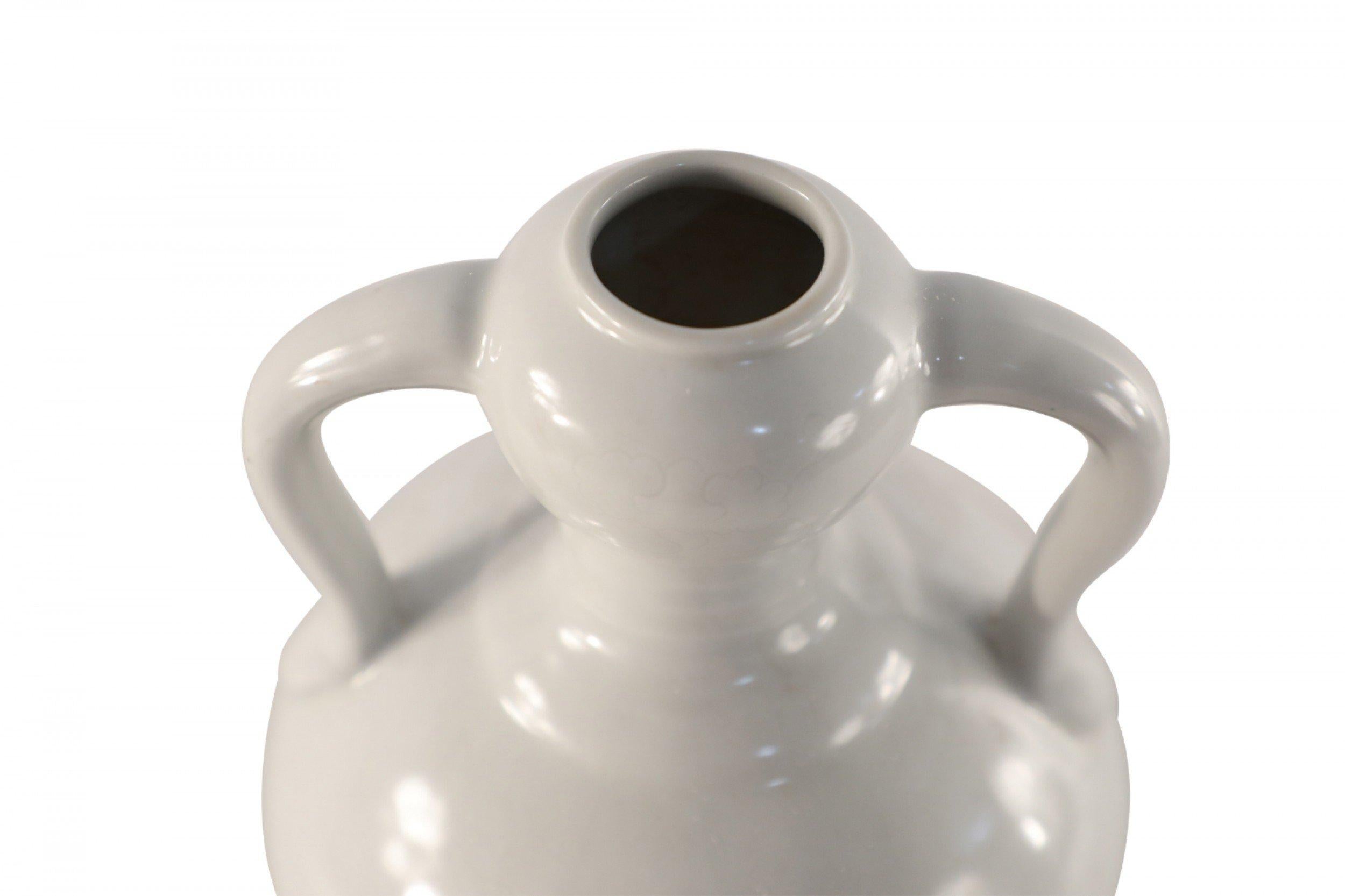 Vase chinois en porcelaine à double oreille en forme de gourde blanc cassé en vente 2