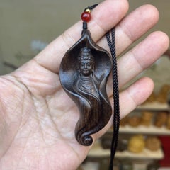 Chinese Old Agarwood Carving Buddha in einem Blatt Anhänger