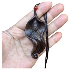 Chinese Old Agarwood Carving Buddha in einem Blatt Anhänger