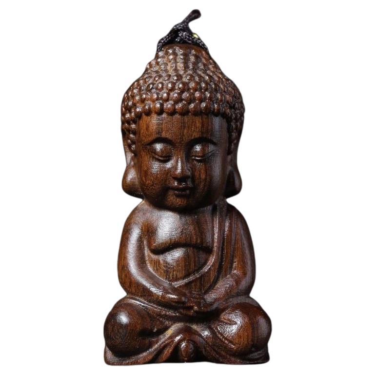 Antiguo colgante chino de madera de agar tallada en forma de Buda bebé sentado
