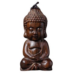 Antiguo colgante chino de madera de agar tallada en forma de Buda bebé sentado
