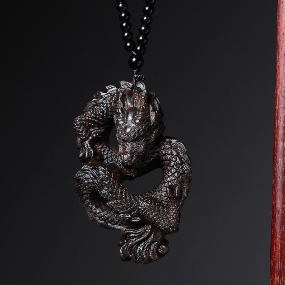 Chinesische alte Agarwood-Gravur-D Drachenskulptur und Halskette mit Anhänger (19. Jahrhundert) im Angebot