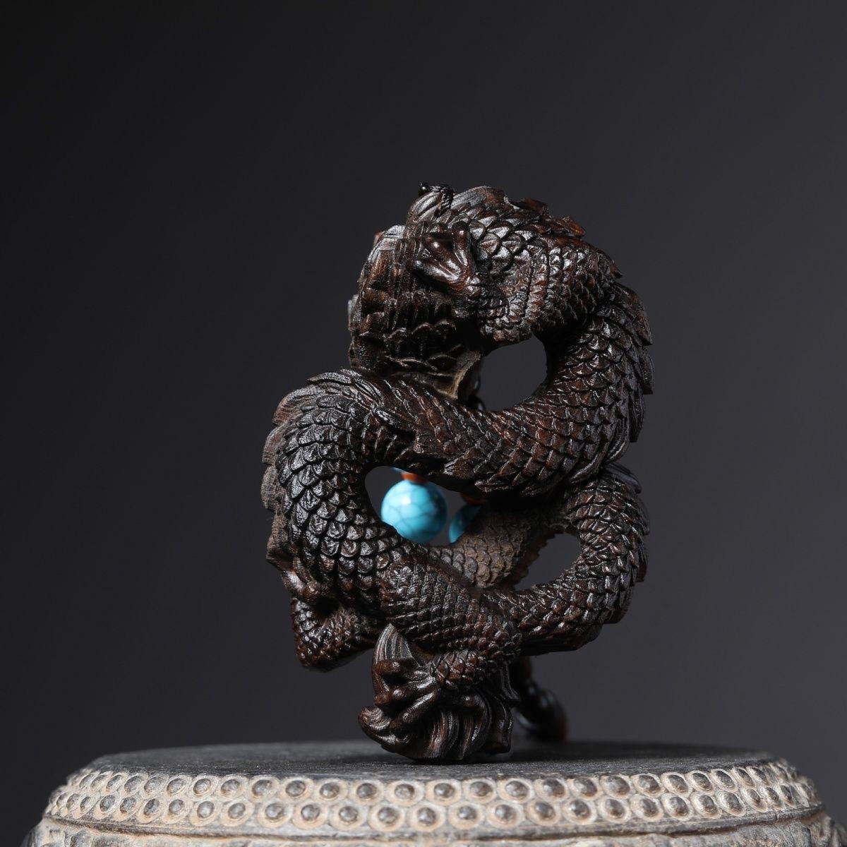Chinesische alte Agarwood-Gravur-D Drachenskulptur und Halskette mit Anhänger im Angebot 1