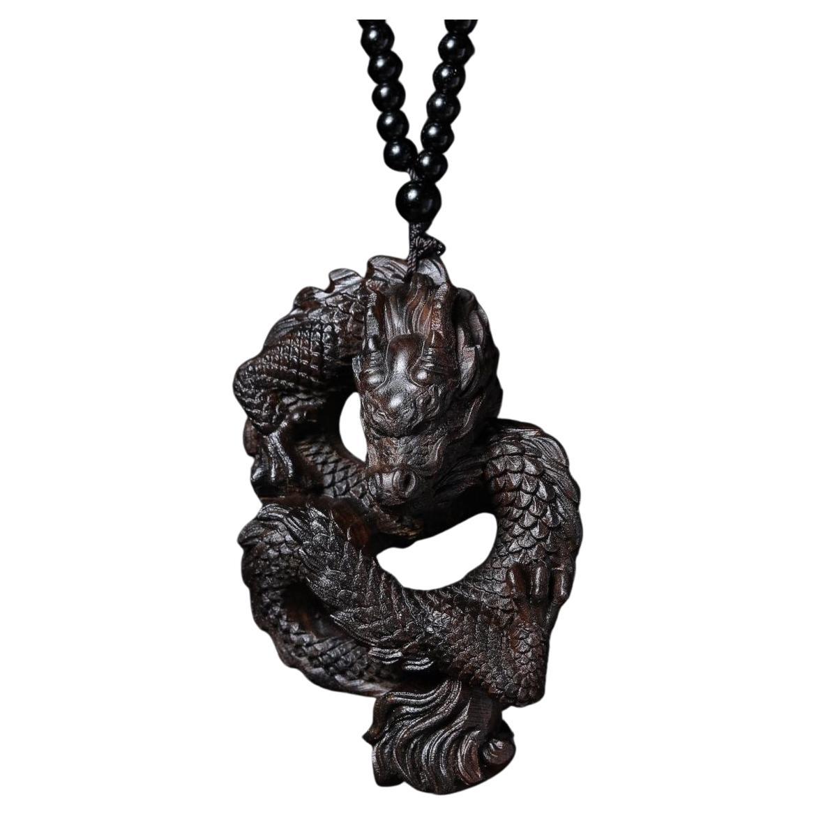 Colgante Escultura y Collar de Dragón Chino Antiguo Grabado en Madera de Agar