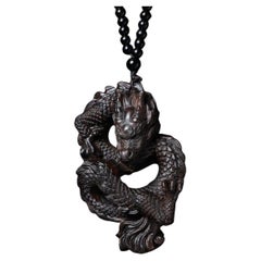 Pendentif sculpture de dragon et collier chinois en bois d'agate ancien