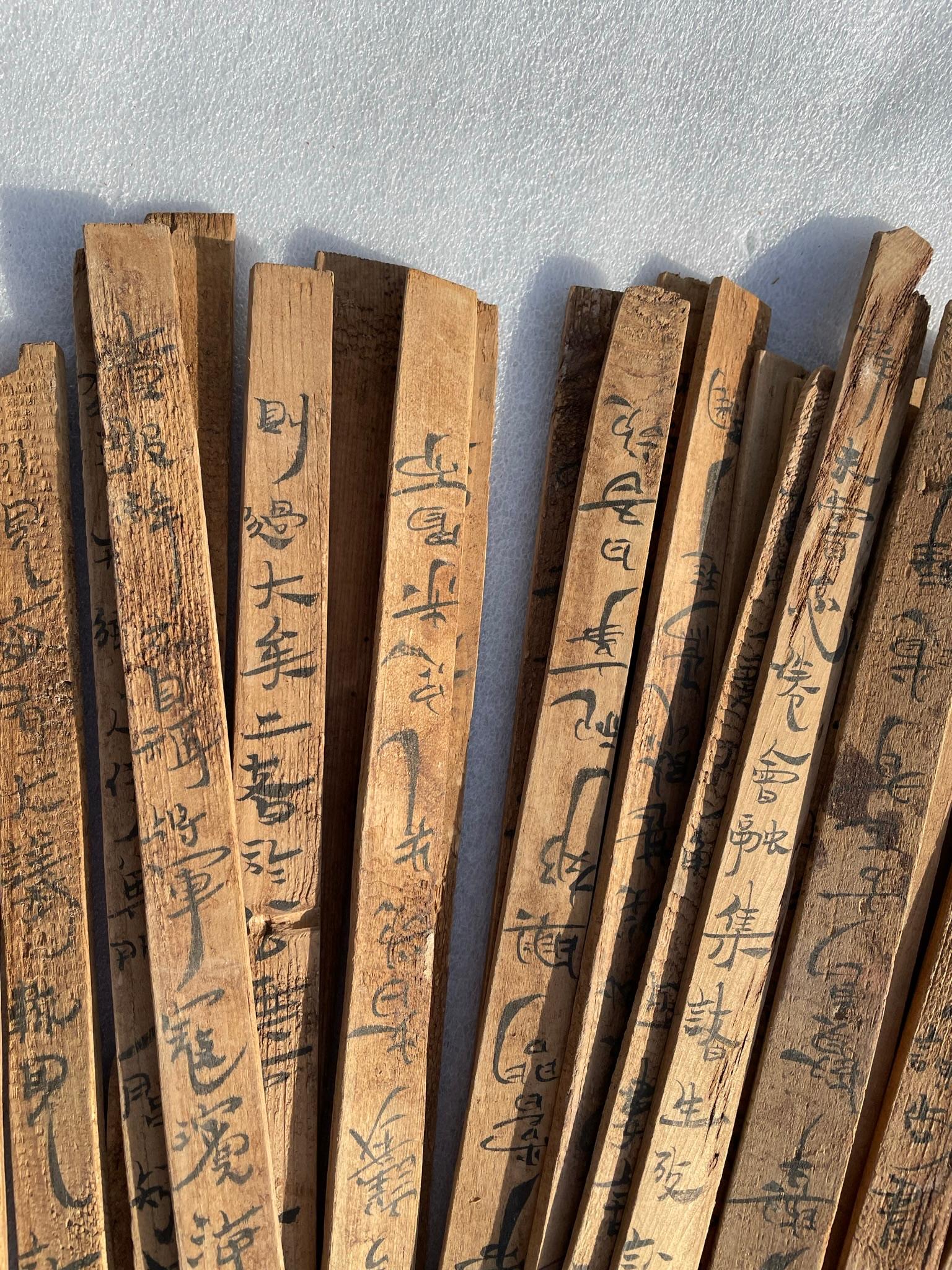Chinesische Sessel aus altem Bambus mit Kalligrafie Jiandu, 59-teilige Kollektion im Angebot 4