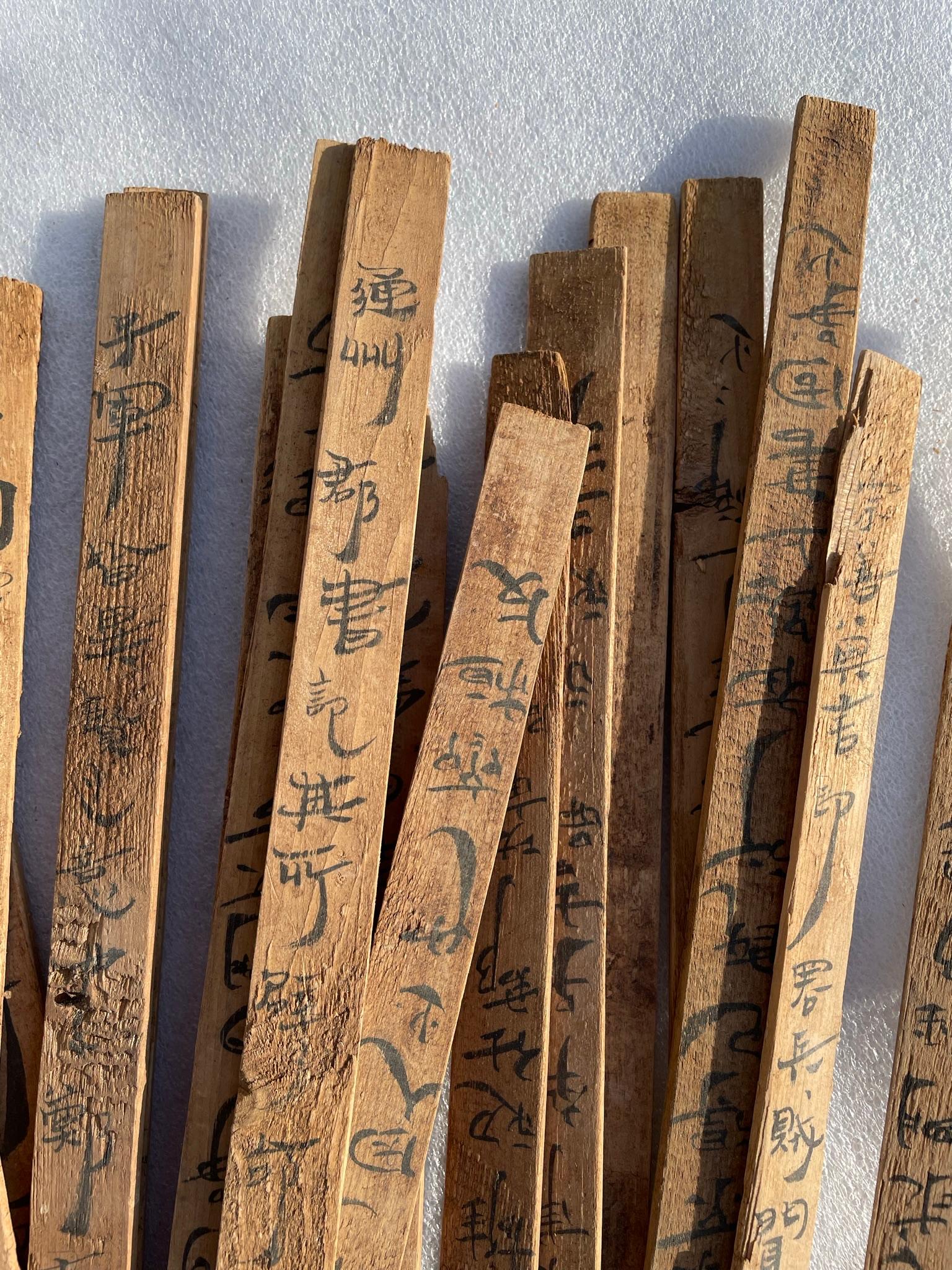 Chinesische Sessel aus altem Bambus mit Kalligrafie Jiandu, 59-teilige Kollektion im Angebot 7