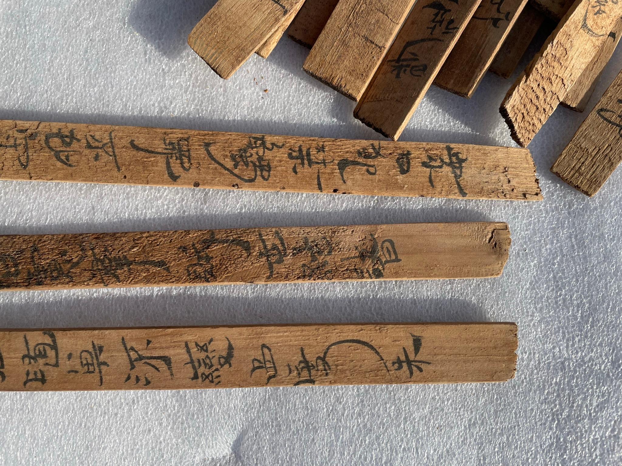 Chinesische Sessel aus altem Bambus mit Kalligrafie Jiandu, 59-teilige Kollektion im Angebot 8