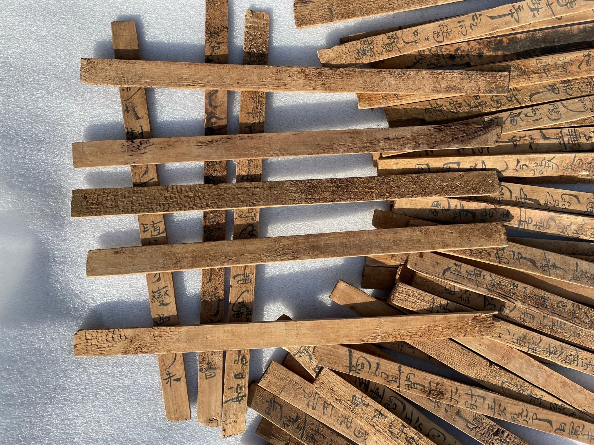 Chinesische Sessel aus altem Bambus mit Kalligrafie Jiandu, 59-teilige Kollektion im Angebot 9