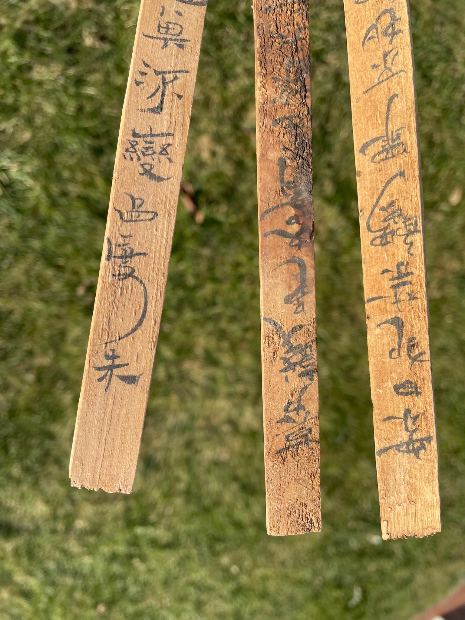 Chinesische Sessel aus altem Bambus mit Kalligrafie Jiandu, 59-teilige Kollektion im Angebot 12