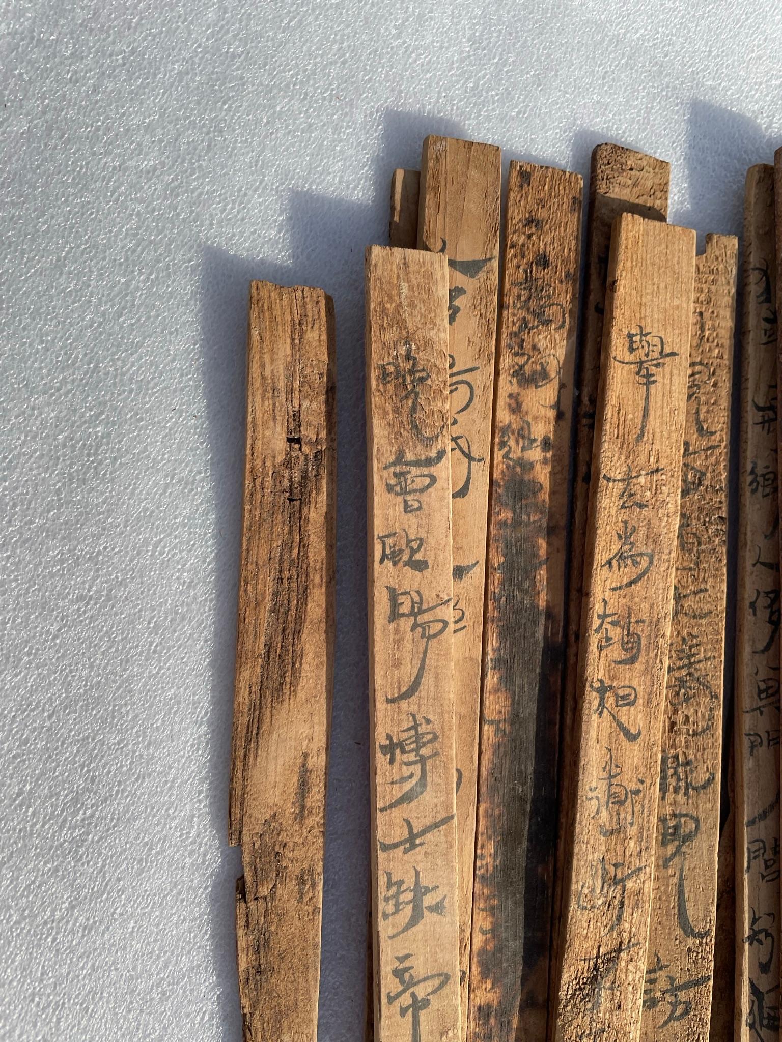 Chinesische Sessel aus altem Bambus mit Kalligrafie Jiandu, 59-teilige Kollektion im Angebot 2