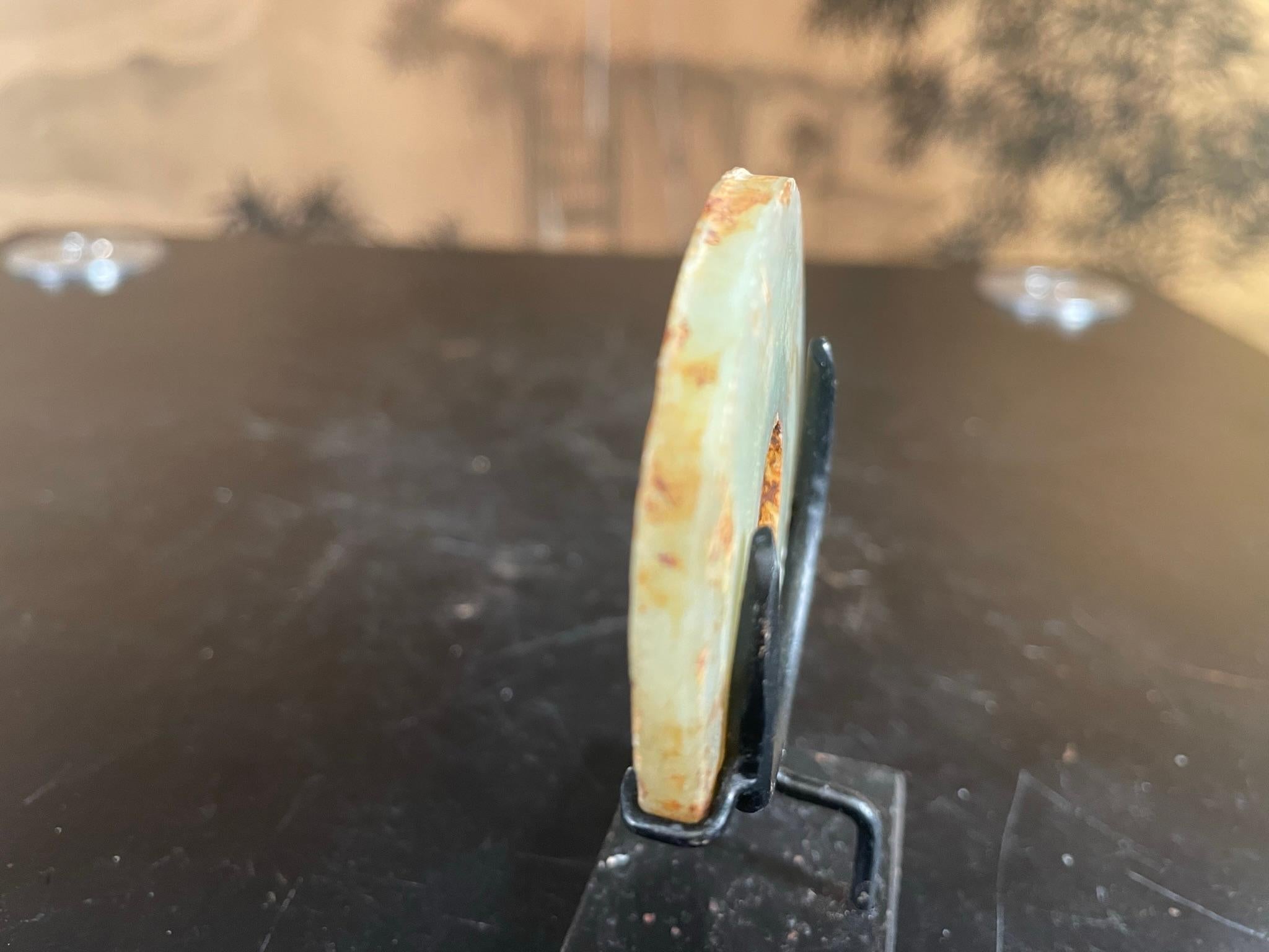 Chinese Old Hand geschnitzt Jade Bi Disc auf Custom Stand im Angebot 2