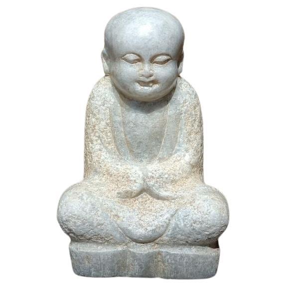 Estatua china antigua de mármol tallada de un joven monje sentado