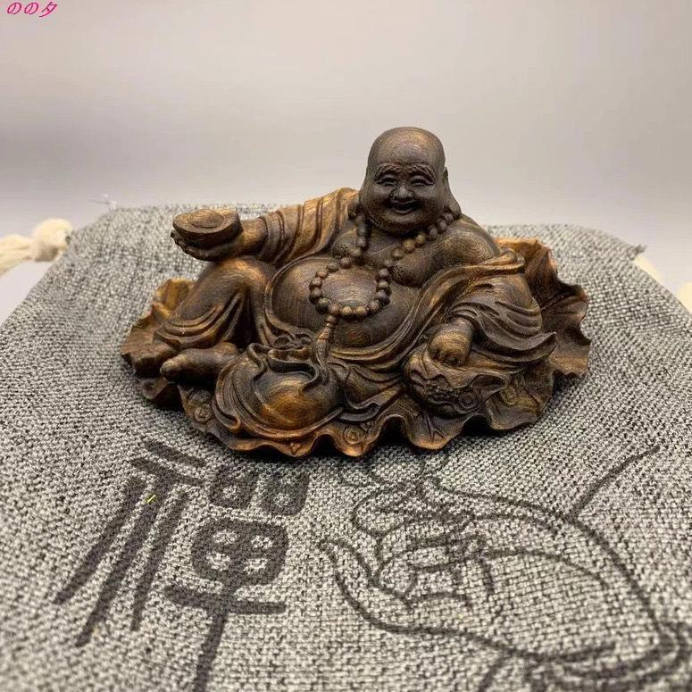 Ce site  La sculpture en bois vintage du Bouddha Maitreya assis sur une feuille de lotus et tenant un lingot d'or est une pièce unique et significative de l'art bouddhiste chinois. Cette statue combine le symbolisme joyeux et auspicieux du Bouddha