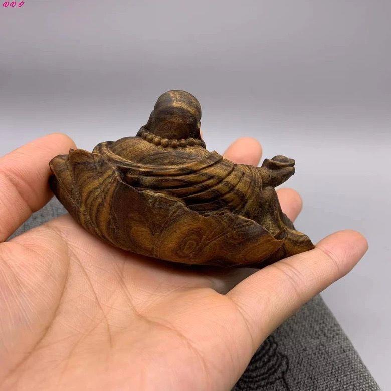 Bois Bouddha Maitreya couché en bois ancien chinois avec feuilles de lotus et or en vente
