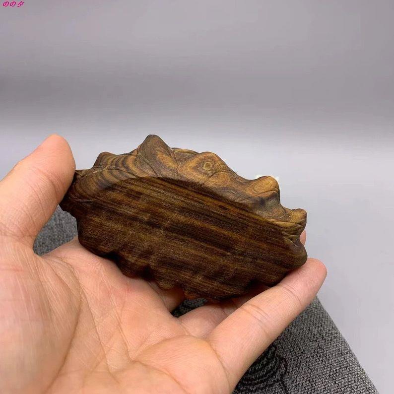 Bouddha Maitreya couché en bois ancien chinois avec feuilles de lotus et or en vente 1