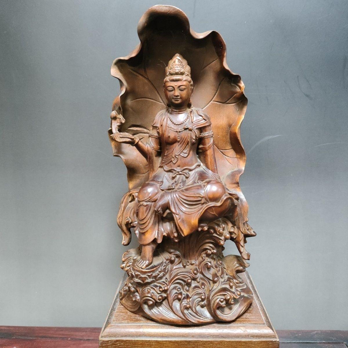Diese chinesische Buddha-Statue aus altem Holz, die auf einem Lotus sitzt, ist ein wirklich einzigartiges und besonderes Sammlerstück.  

Details zur Buddha-Statue:
MATERIAL: Buchsbaum
Höhe: 15cm
Durchmesser: 8cm
Gewicht: 176 g
Mit Ursprung in