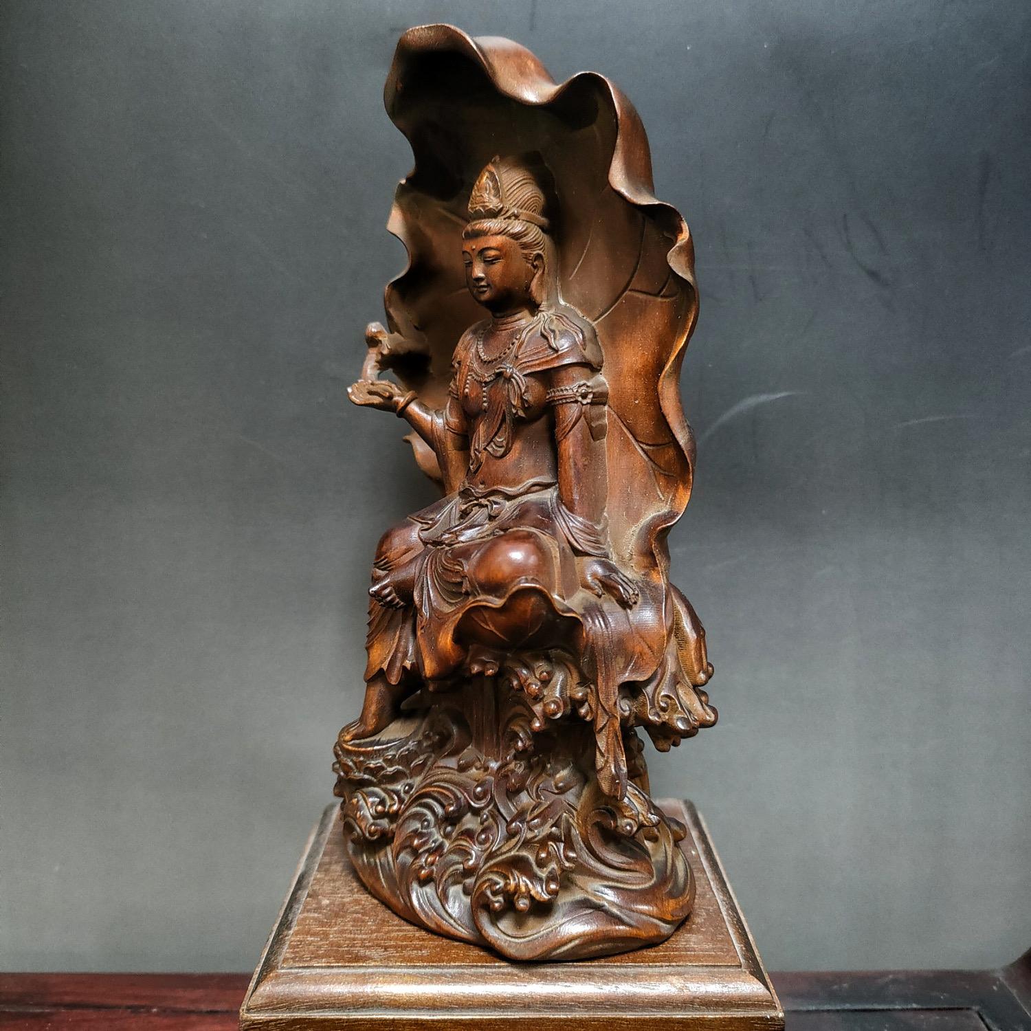 Statue de Bouddha du Lotus assis sur bois ancien chinois en vente 4