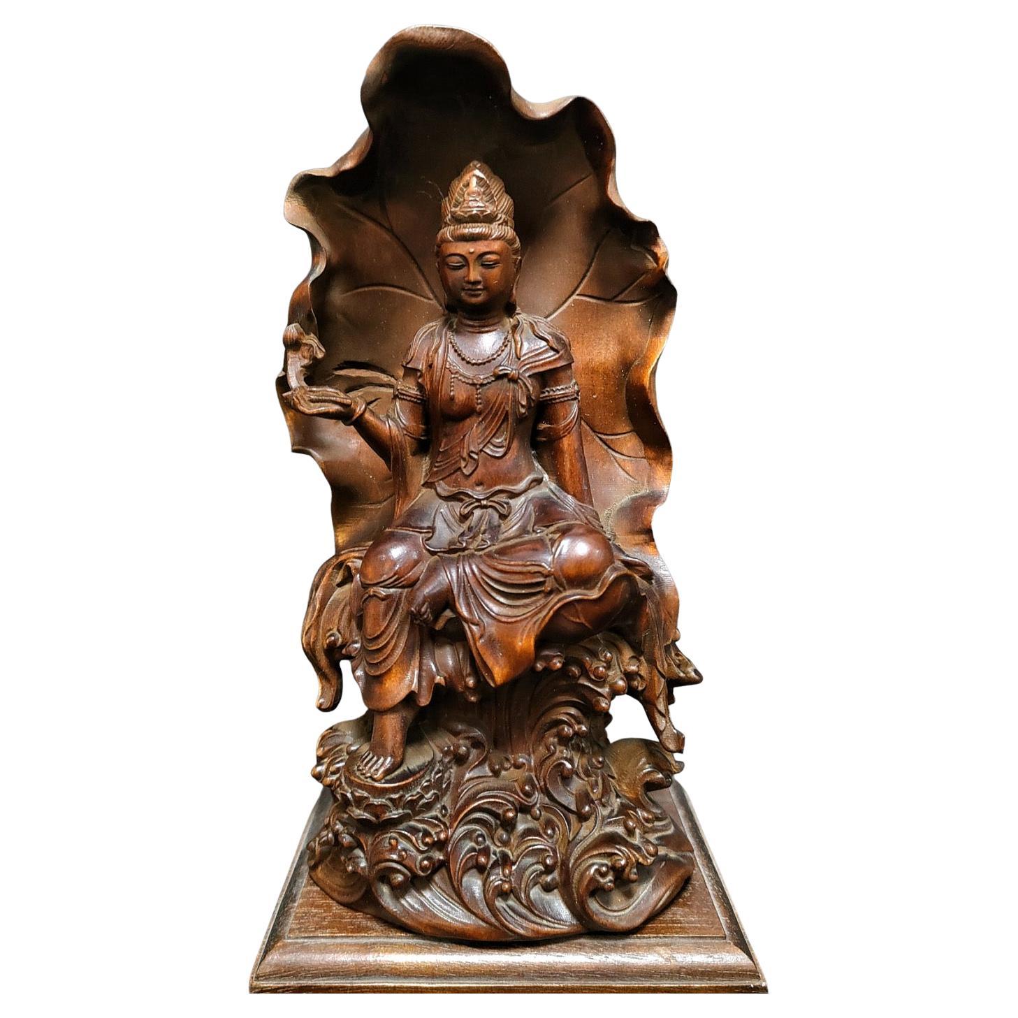 Statua di Buddha cinese in legno vecchio seduta sul loto