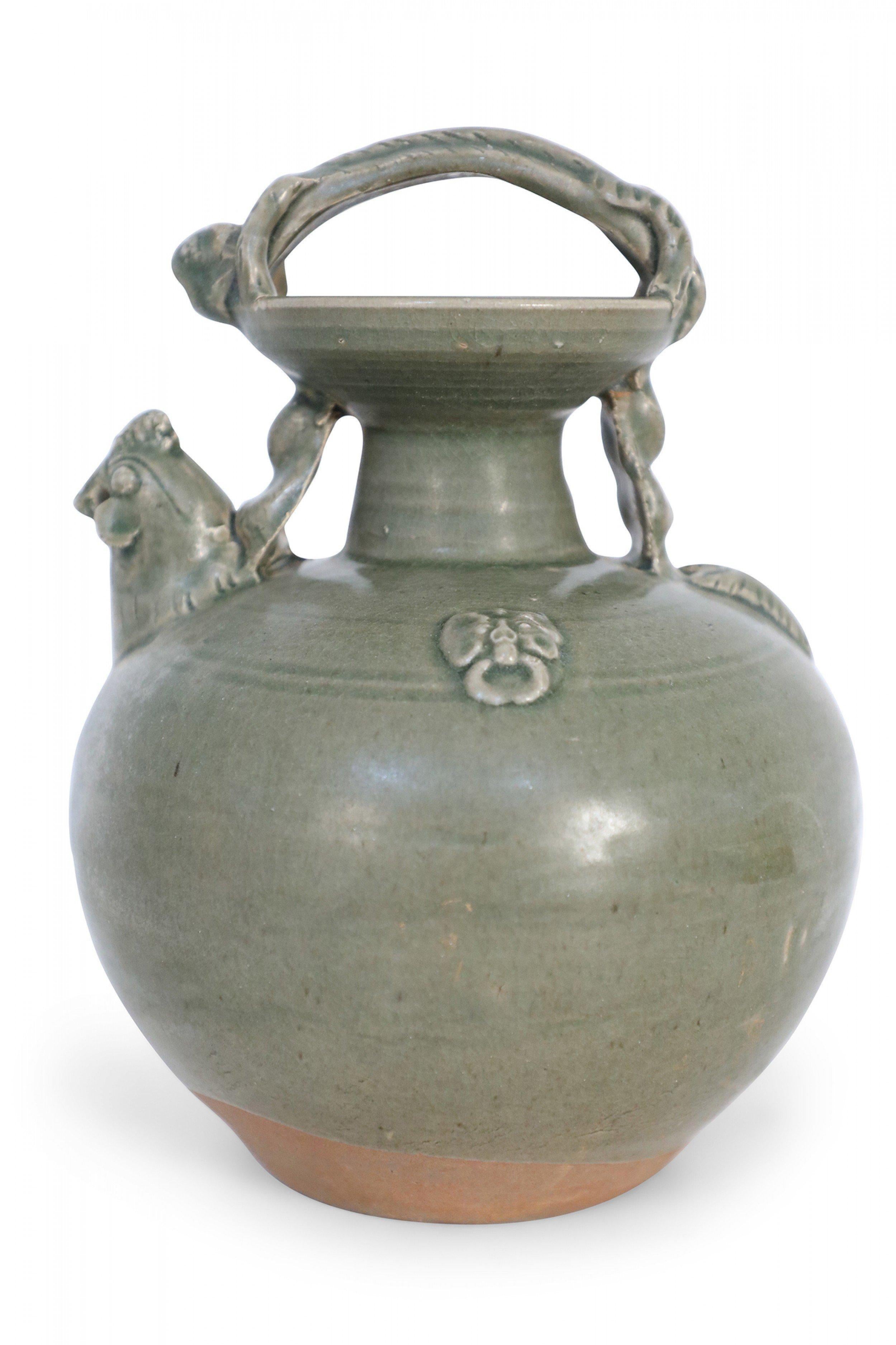 Pichet chinois à poignée en porcelaine vert olive en vente 2