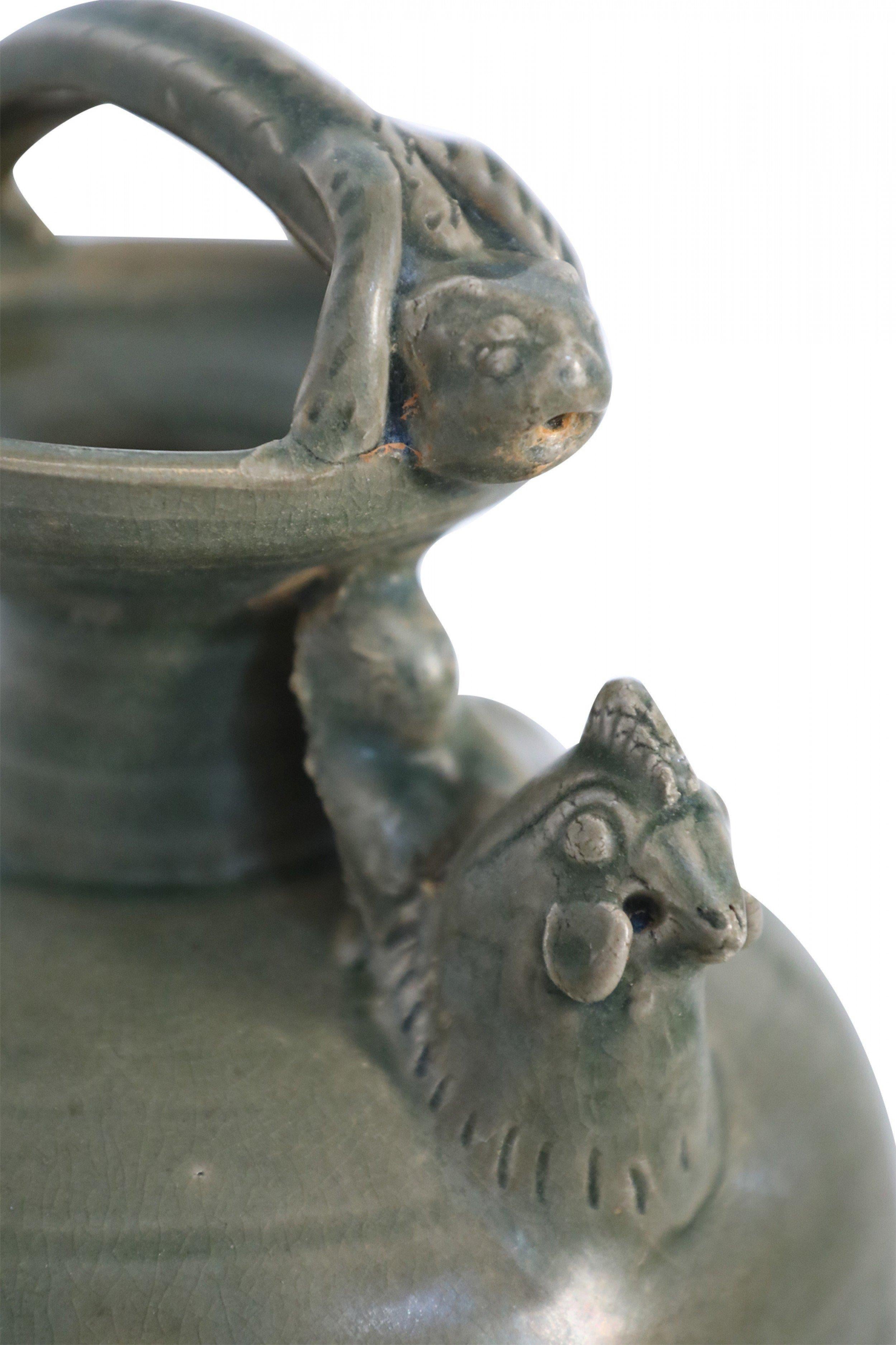 Pichet chinois à poignée en porcelaine vert olive en vente 3
