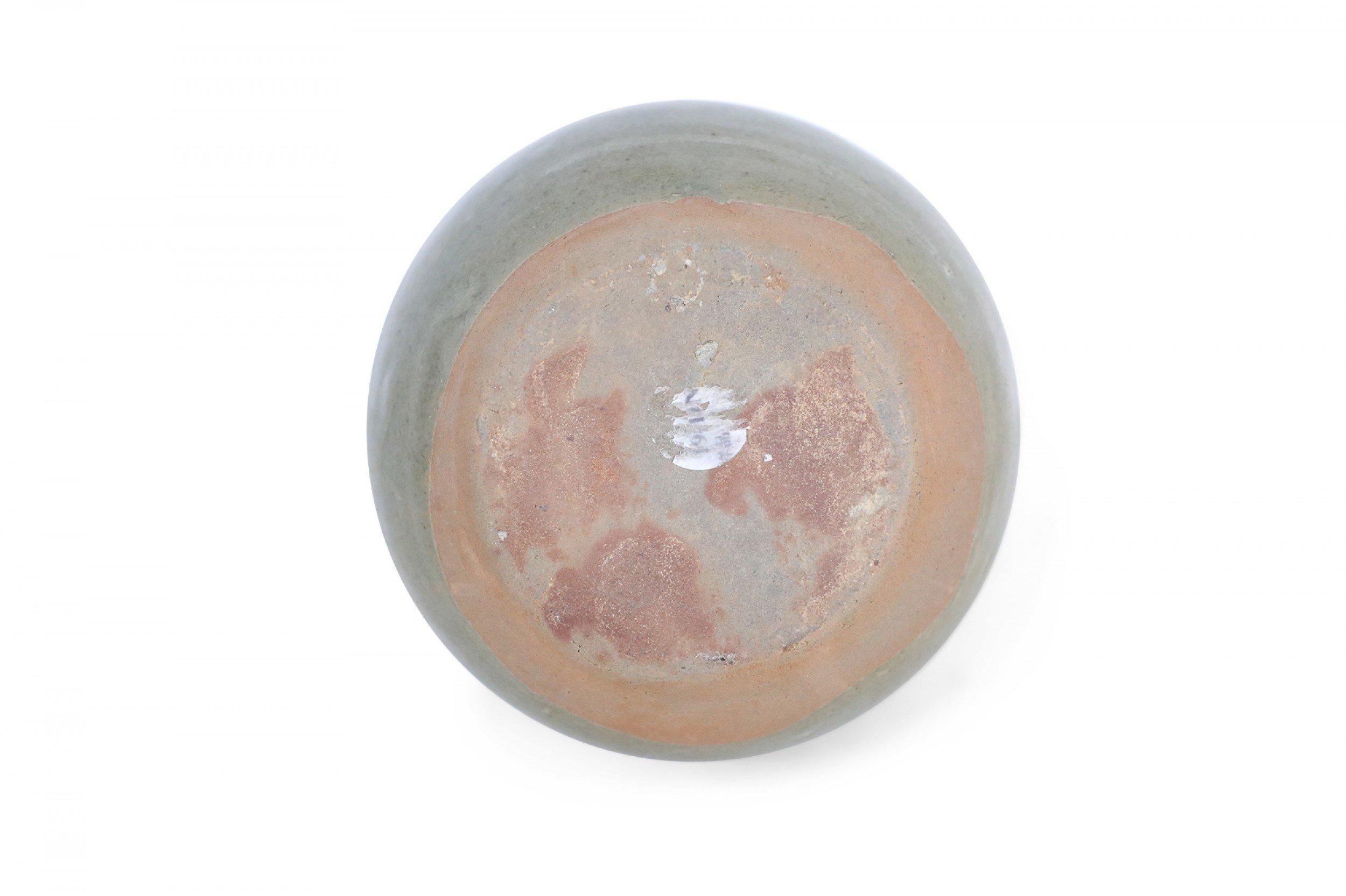 Pichet chinois à poignée en porcelaine vert olive en vente 4