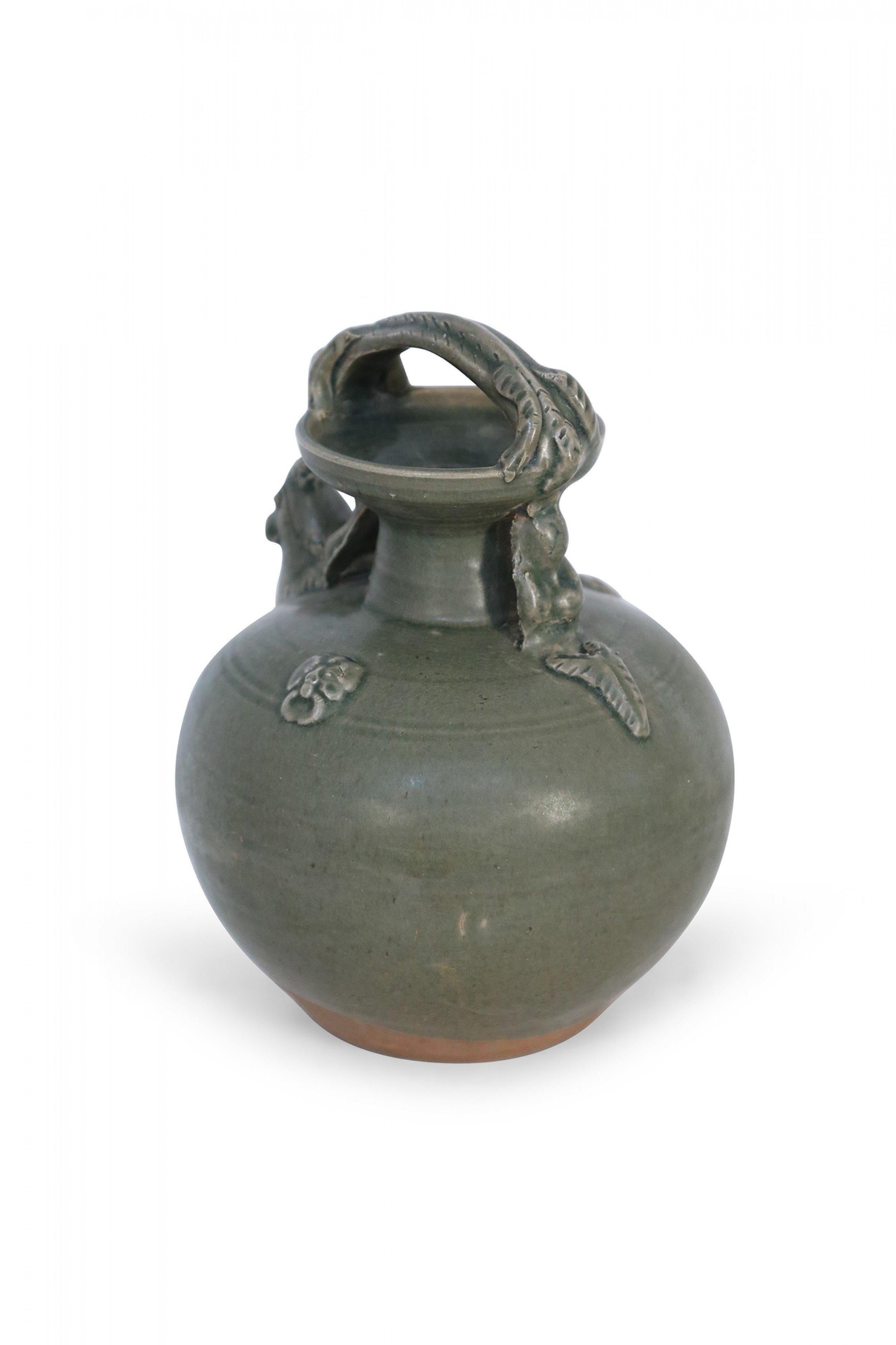 Exportation chinoise Pichet chinois à poignée en porcelaine vert olive en vente