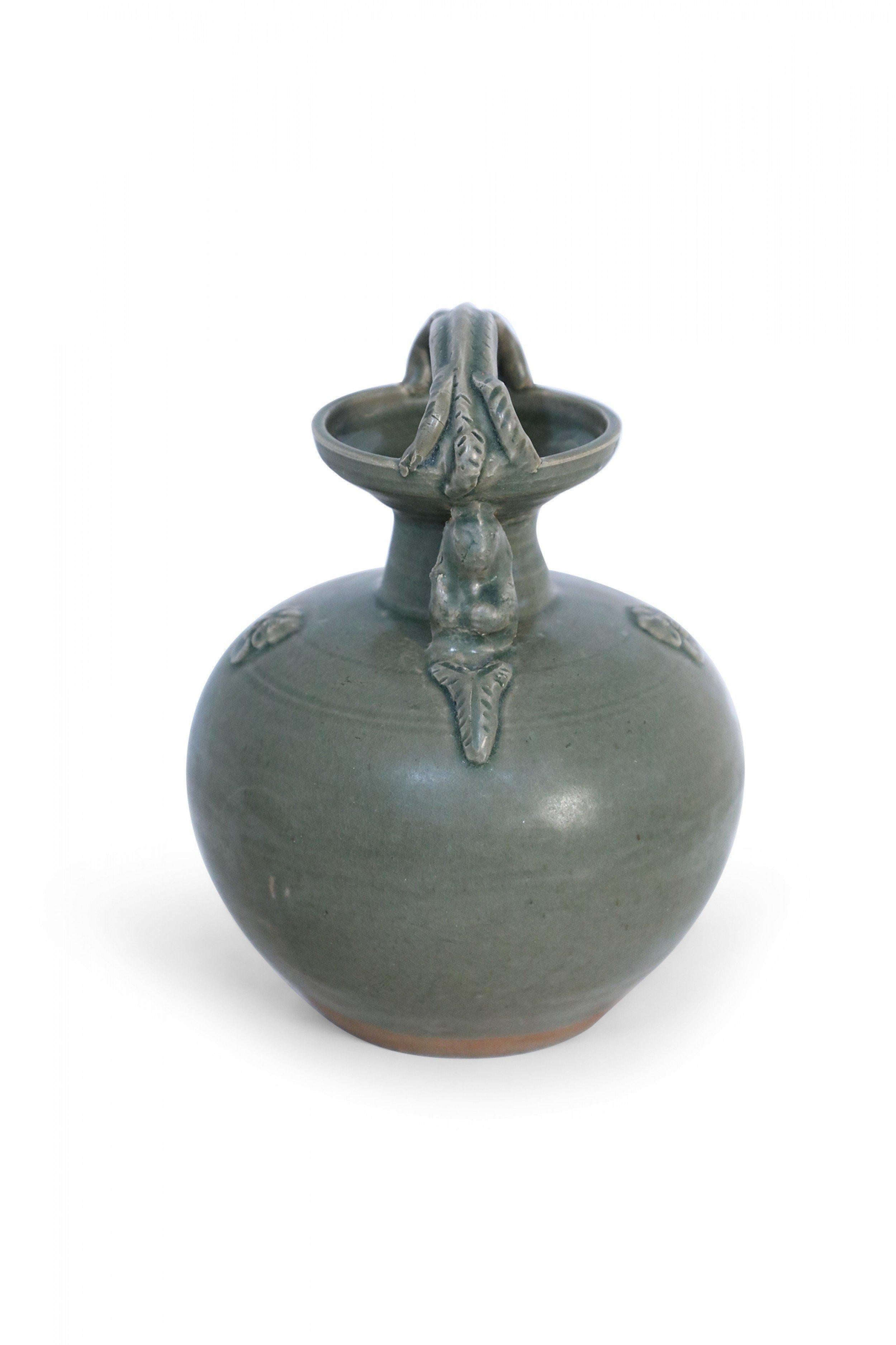 Chinois Pichet chinois à poignée en porcelaine vert olive en vente