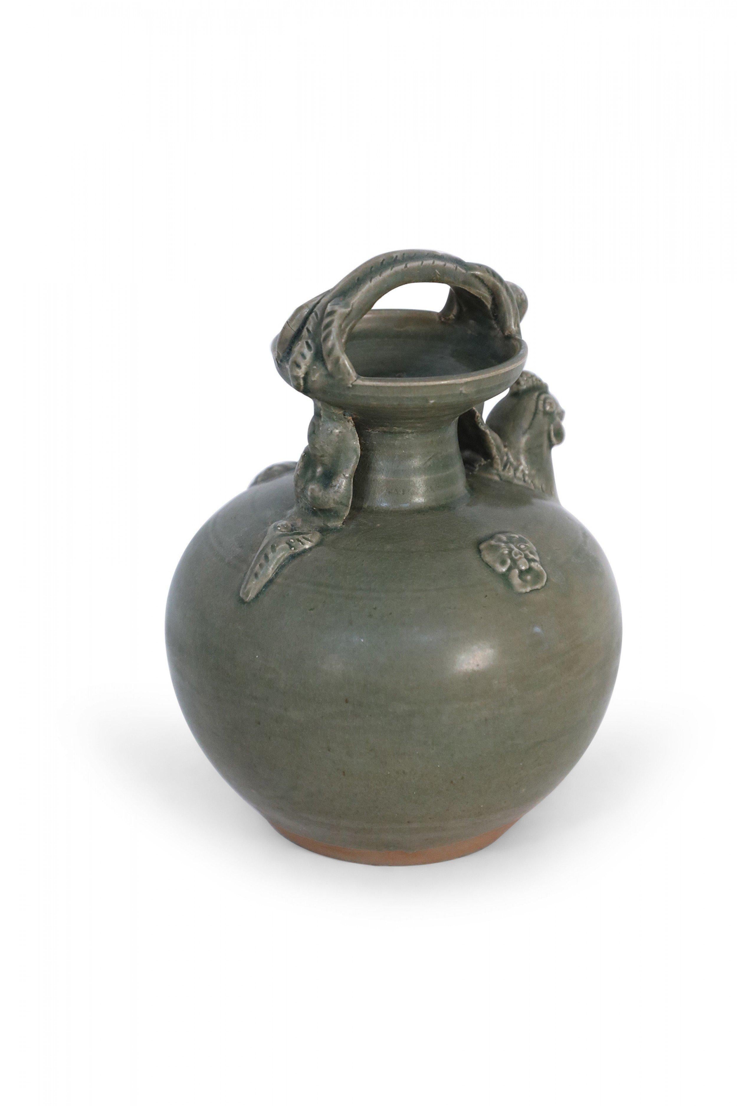 Buriné Pichet chinois à poignée en porcelaine vert olive en vente