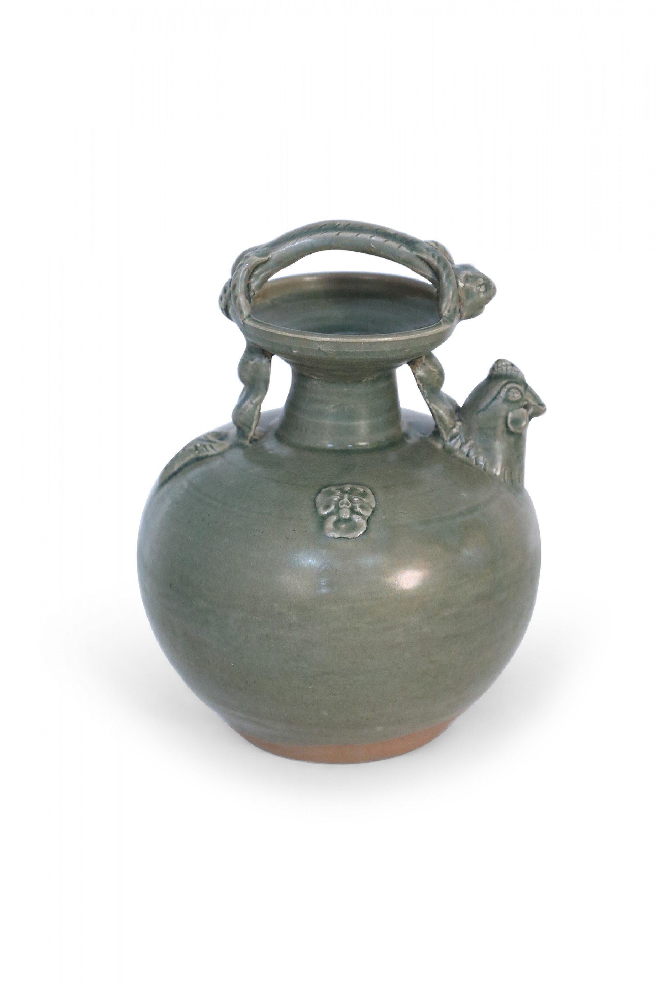 Pichet chinois à poignée en porcelaine vert olive Bon état - En vente à Queens, NY