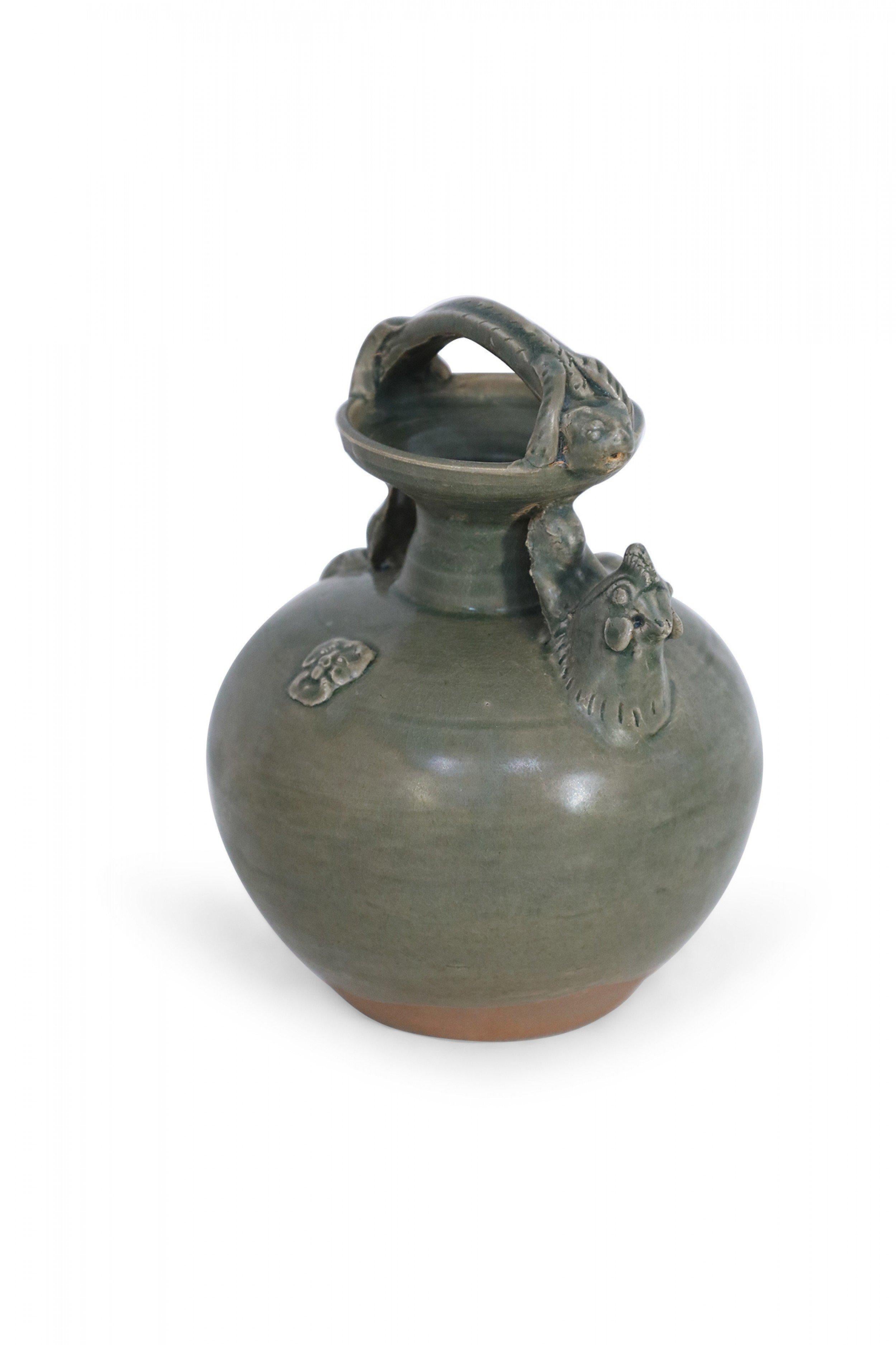 20ième siècle Pichet chinois à poignée en porcelaine vert olive en vente