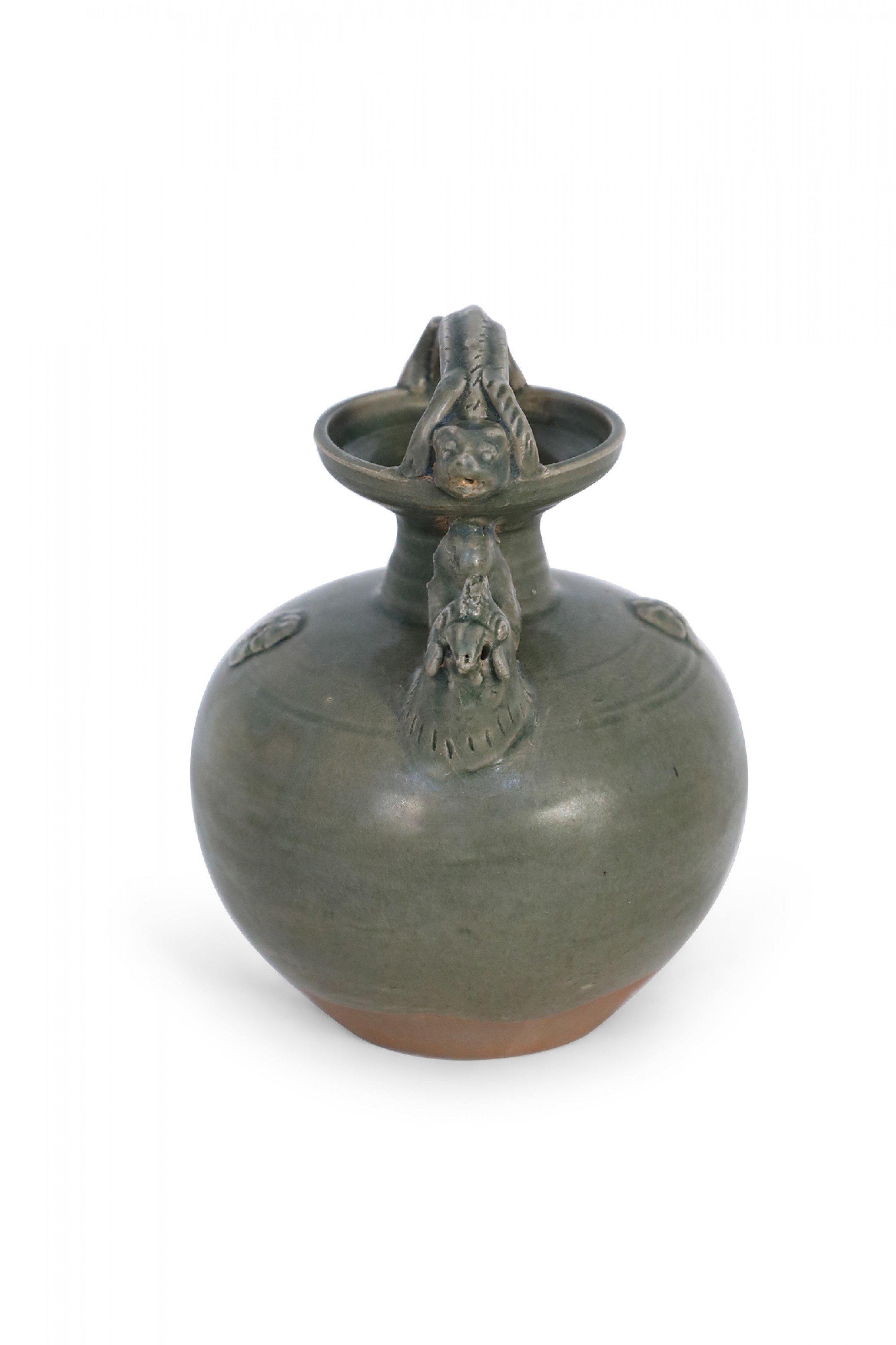 Porcelaine Pichet chinois à poignée en porcelaine vert olive en vente