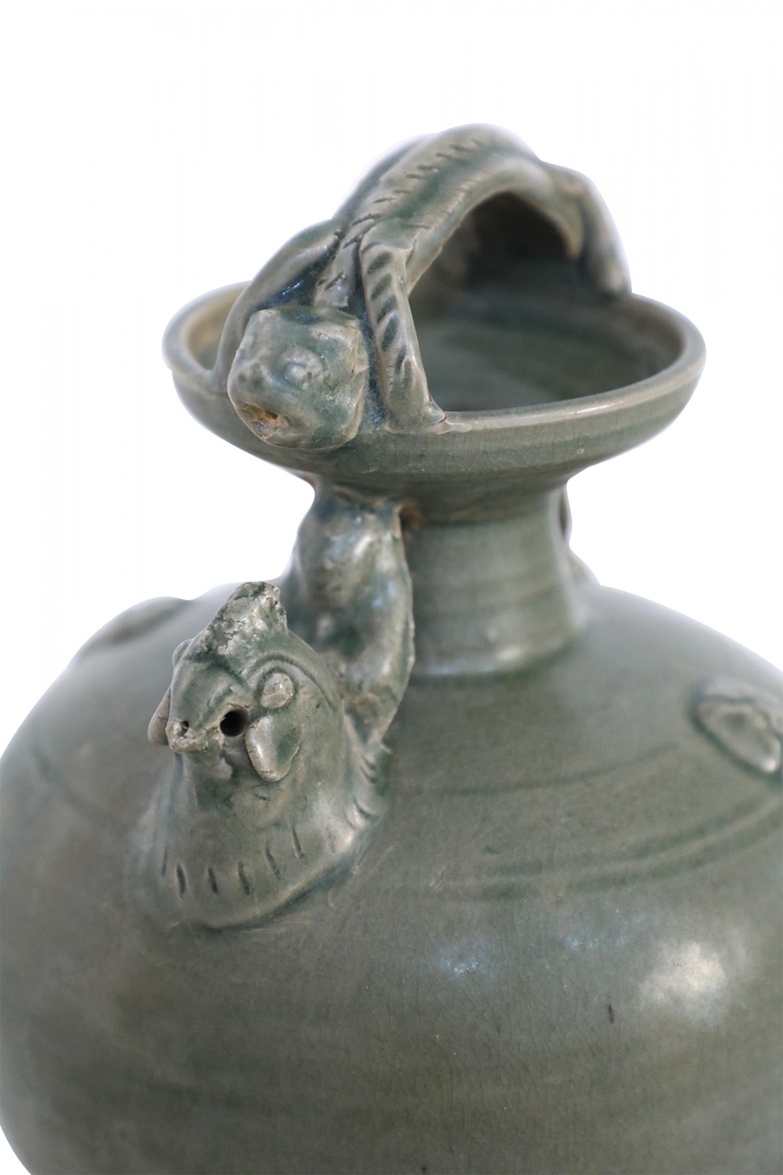 Pichet chinois à poignée en porcelaine vert olive en vente 1