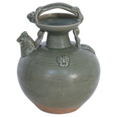Chinesischer olivgrüner Porzellankrug mit Henkel
